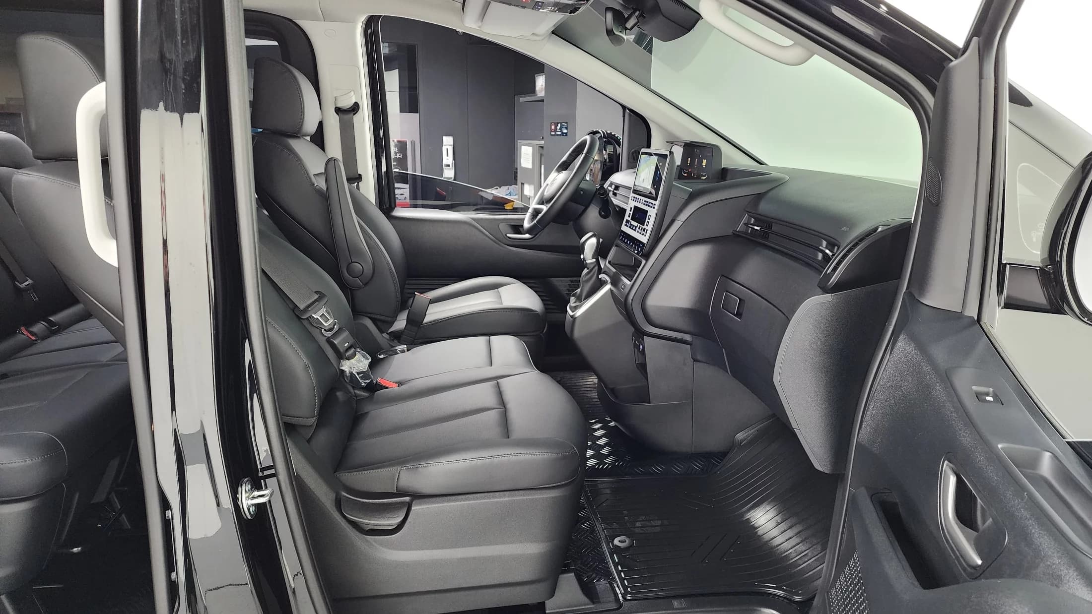 Hyundai Staria 4WD Tourer 9-Seater Modern, 2025 г. 4844 км. — фото 11
