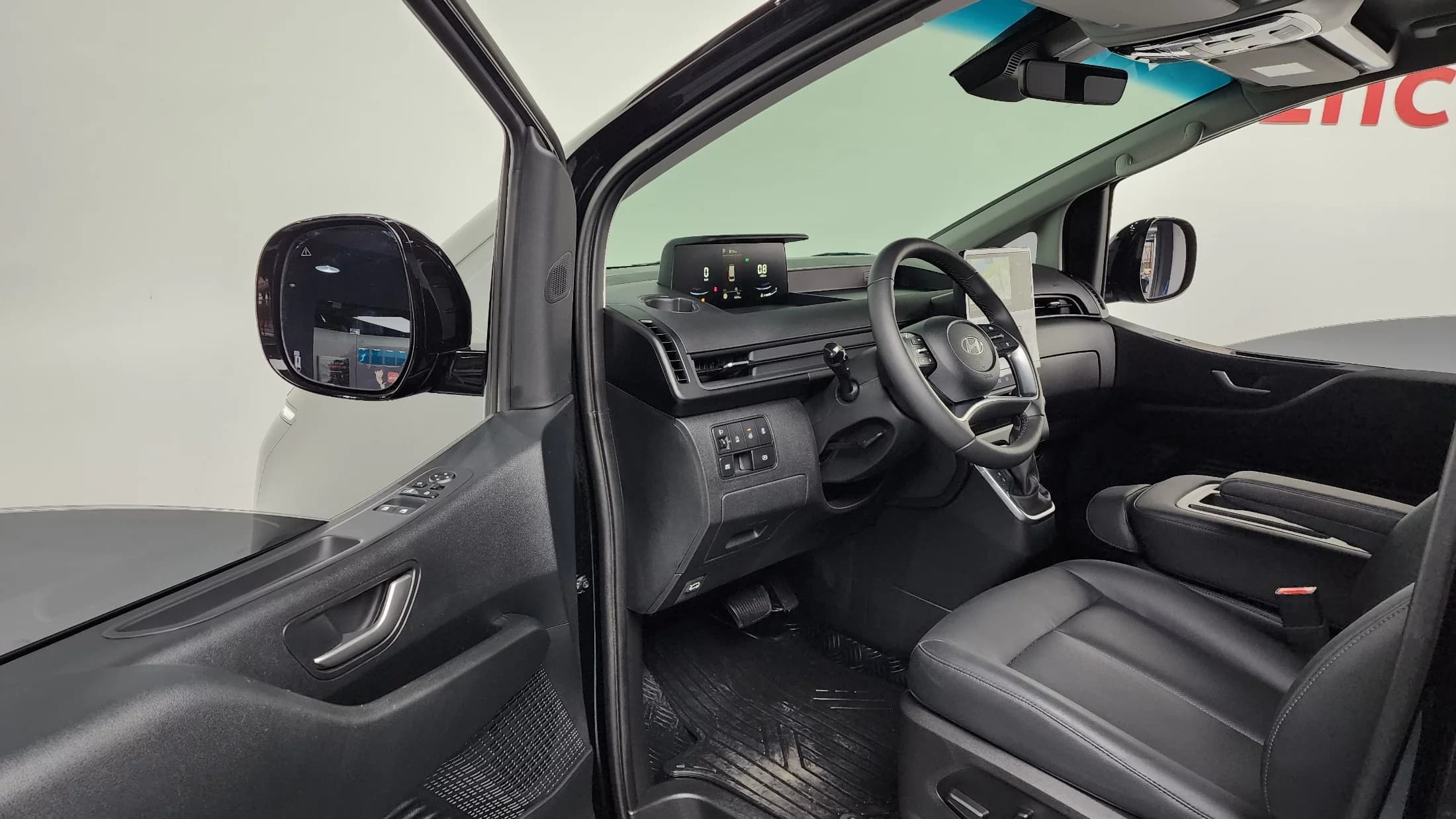 Hyundai Staria 4WD Tourer 9-Seater Modern, 2025 г. 4844 км. — фото 10
