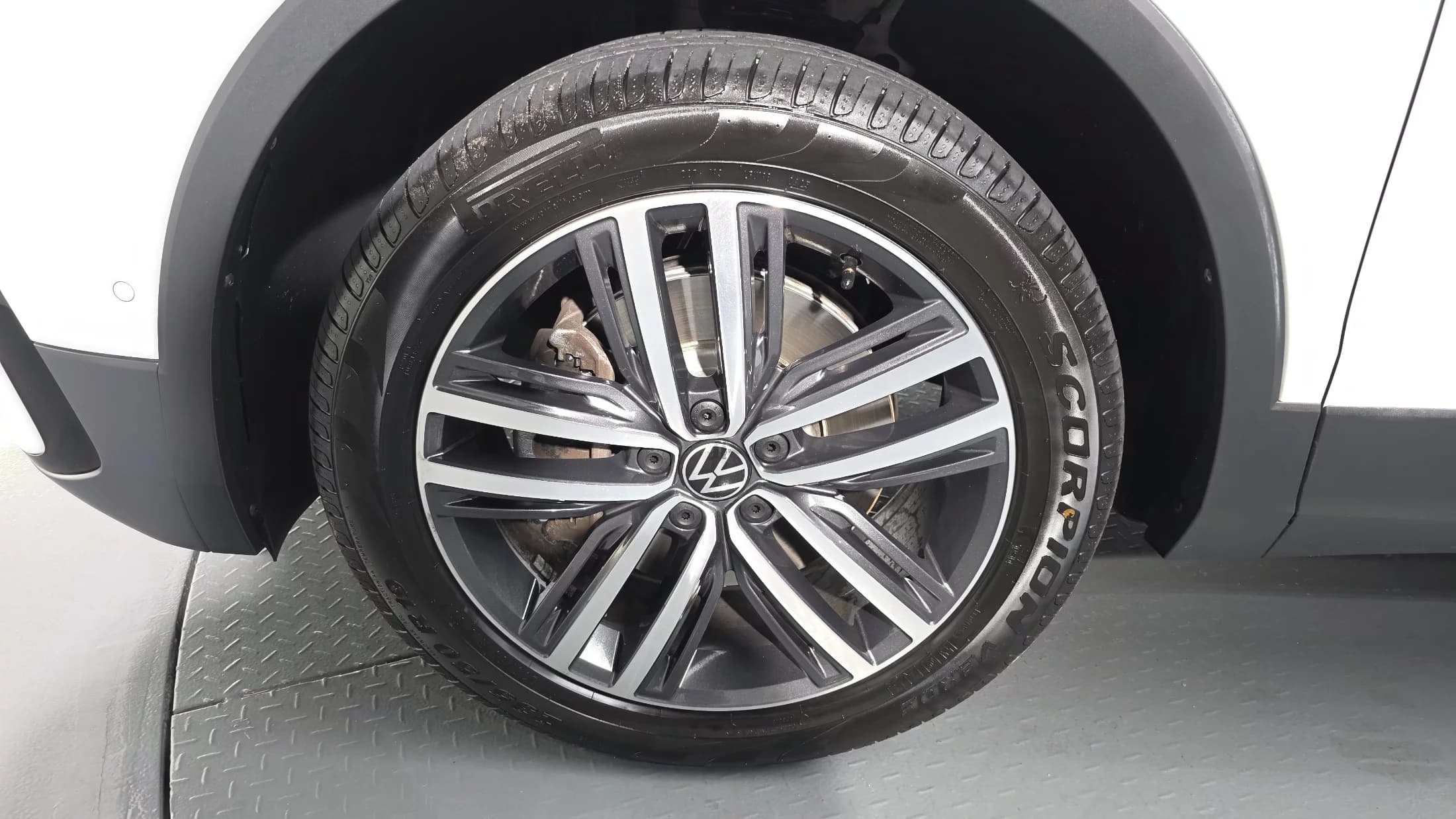 Volkswagen TIGUAN 2.0 TSI Prestige, 2023 г. 12136 км. — фото 4