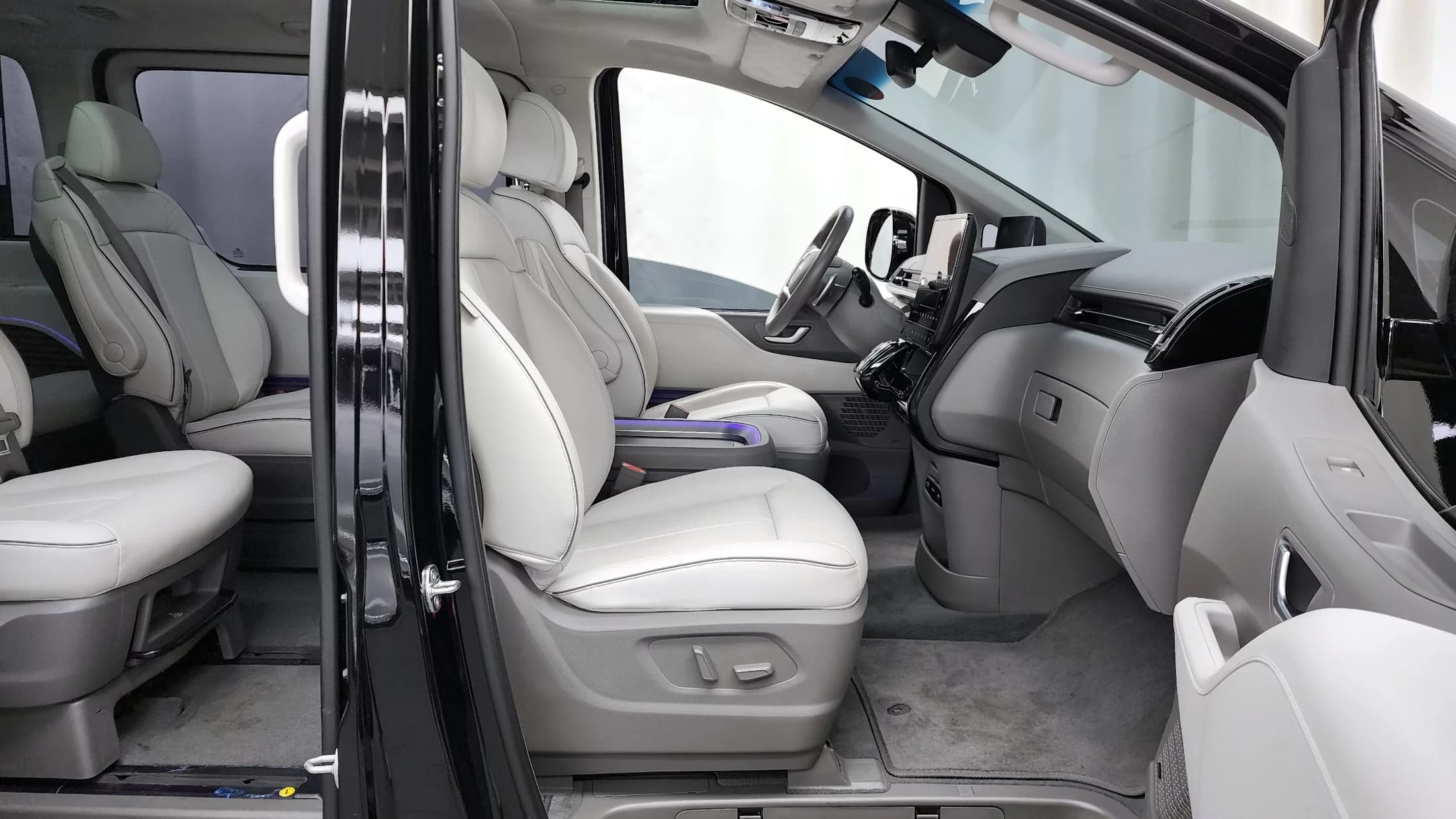 Hyundai Staria 4WD Lounge 9-Seater Inspiration, 2023 г. 46978 км. — фото 11