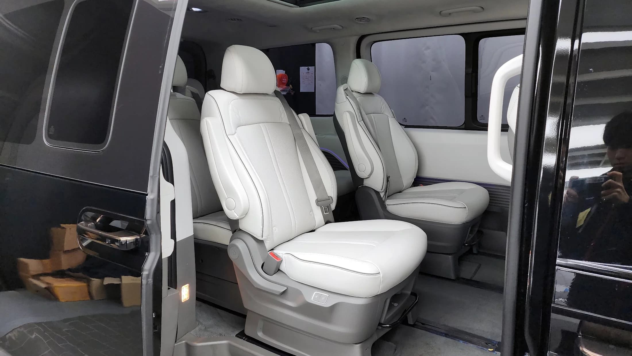 Hyundai Staria 4WD Lounge 9-Seater Inspiration, 2023 г. 46978 км. — фото 12
