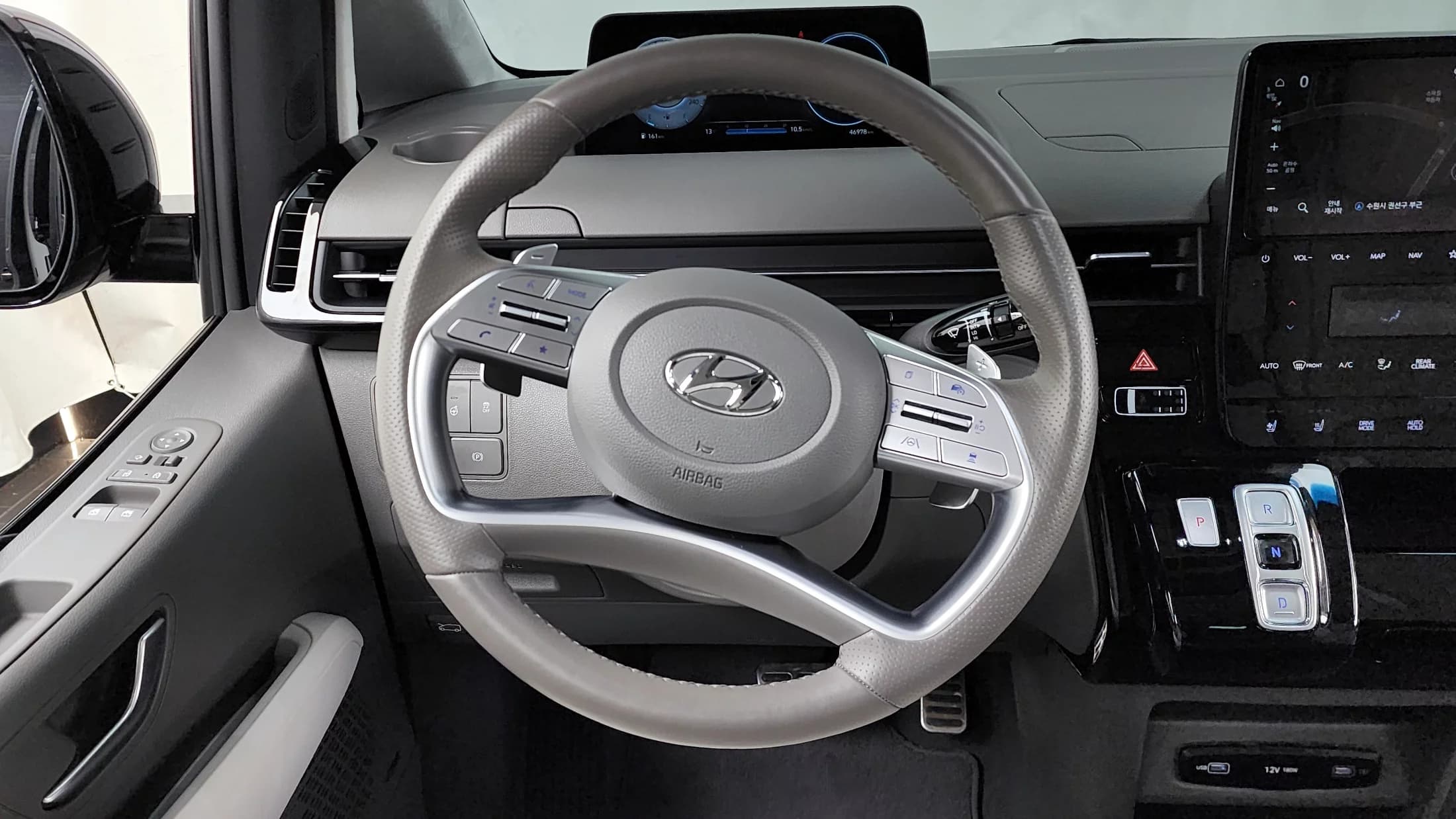 Hyundai Staria 4WD Lounge 9-Seater Inspiration, 2023 г. 46978 км. — фото 13