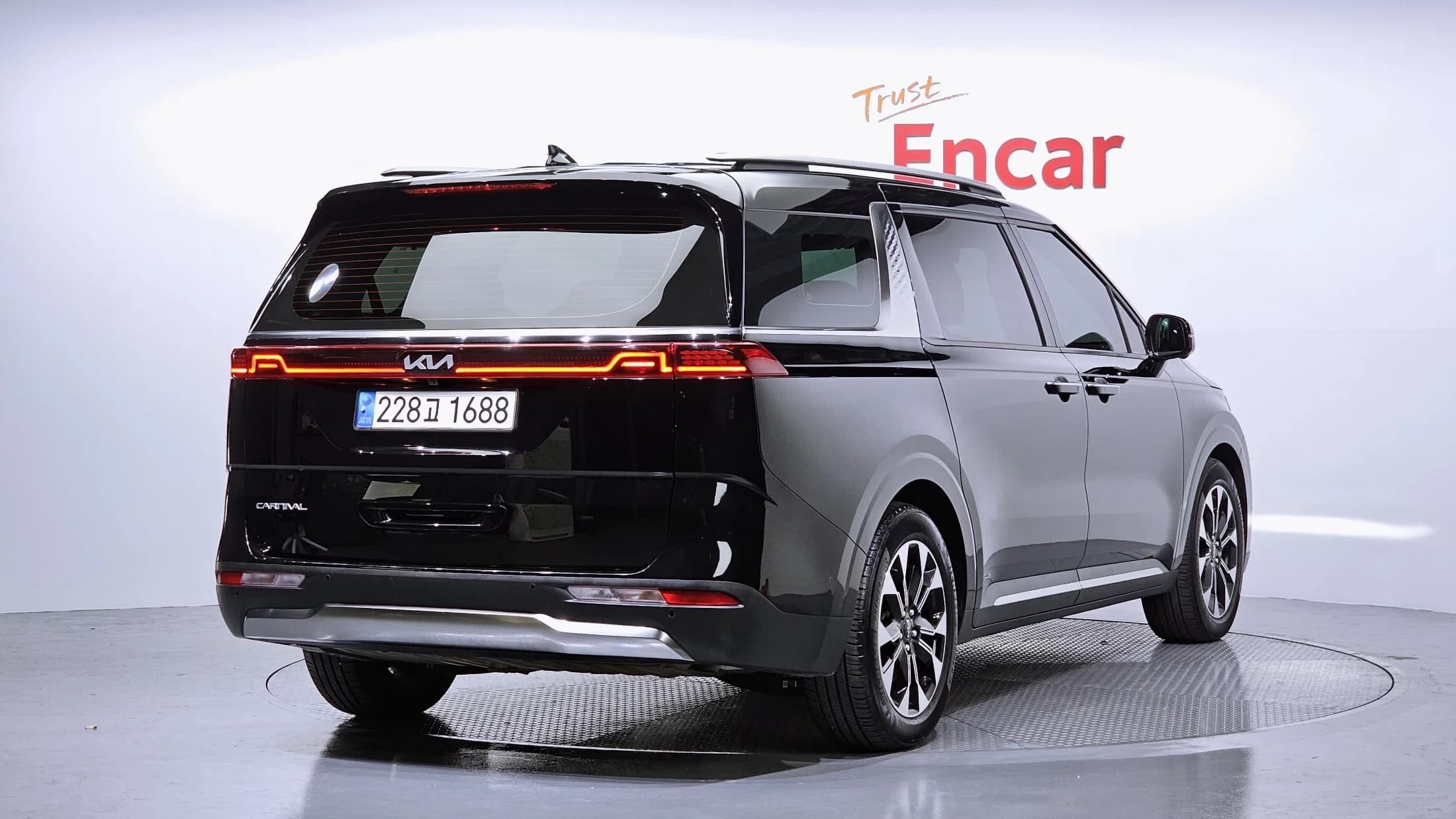 Kia Carnival Gasoline 9-Seater Signature, 2023 г. 44678 км. — фото 2