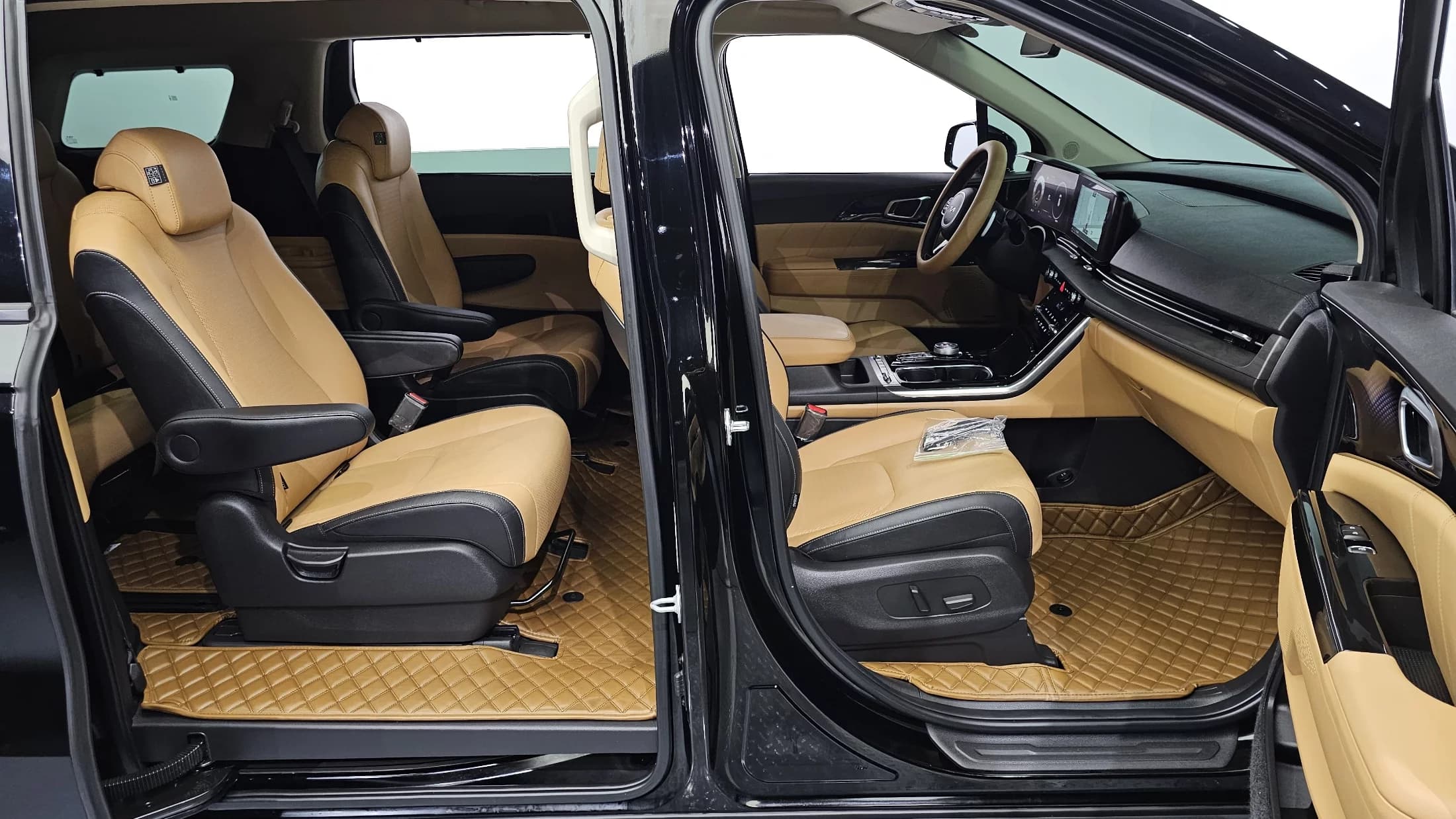 Kia Carnival Gasoline 9-Seater Signature, 2023 г. 44678 км. — фото 10