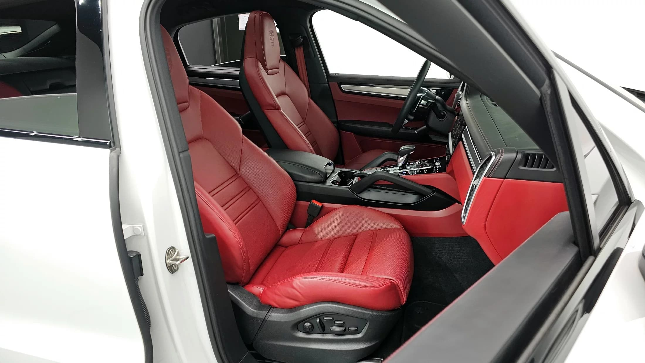 Porsche CAYENNE 3.0 COUPE PLATINUM EDITION, 2023 г. 25044 км. — фото 10