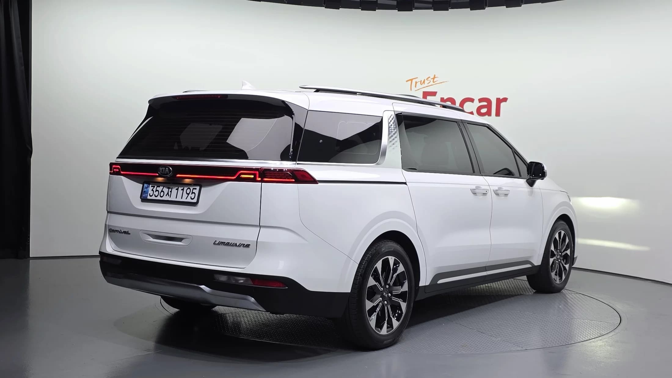 Kia Carnival 7-Seater Signature, 2021 г. 57081 км. — фото 2