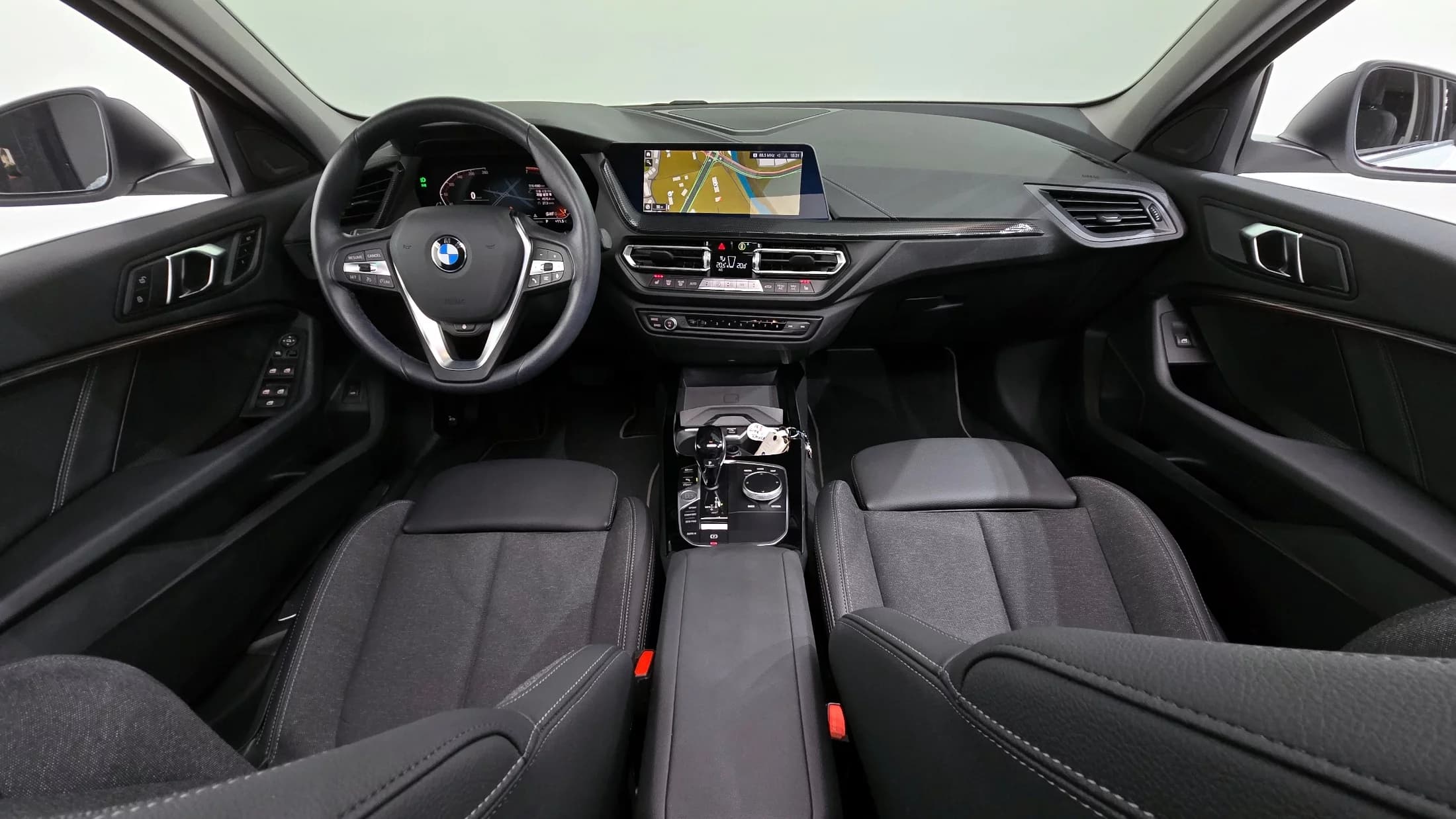 BMW 1-Series 120i Sports, 2024 г. 4709 км. — фото 7