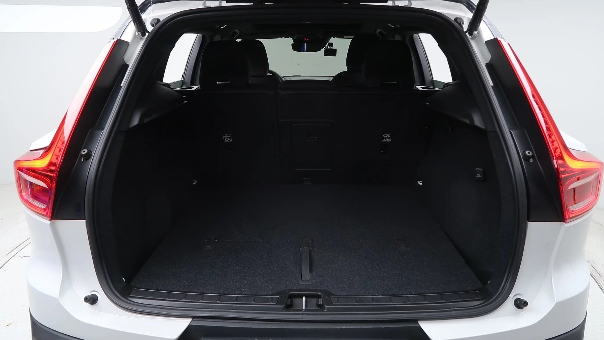Volvo XC40 B4 R-Design, 2022 г. 100650 км. — фото 12