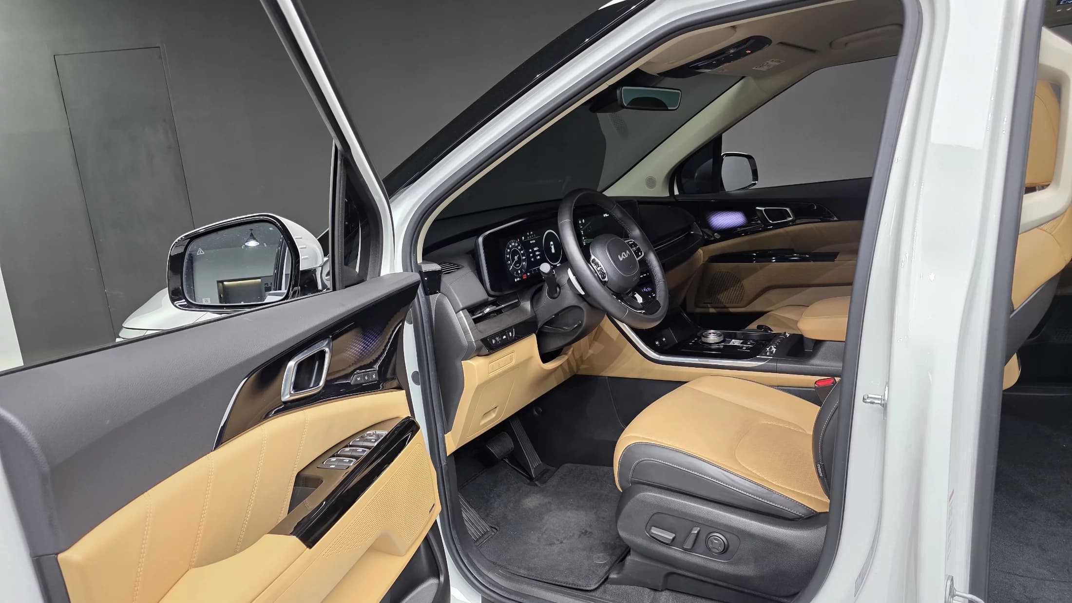 Kia Carnival Gasoline 7-Seater Signature, 2023 г. 49924 км. — фото 11