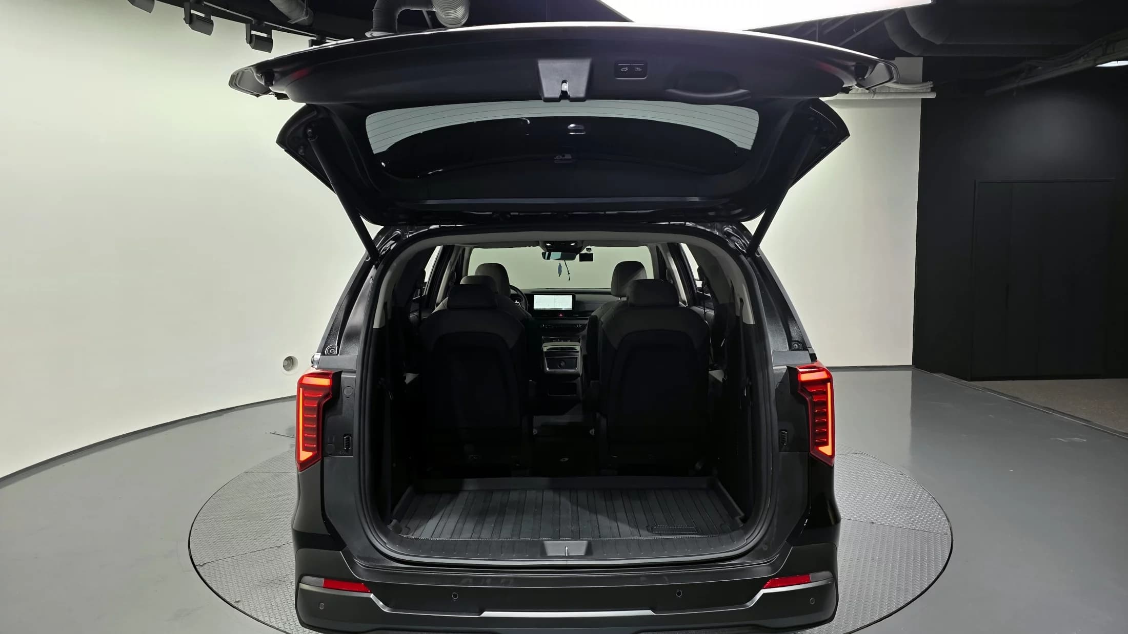 Kia Carnival 9-Seater Noblesse, 2024 г. 20277 км. — фото 20