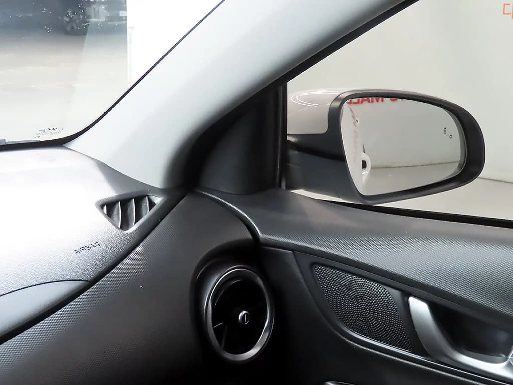 Hyundai Kona Gasoline 2.0 2WD Smart, 2022 г. 120330 км. — фото 18