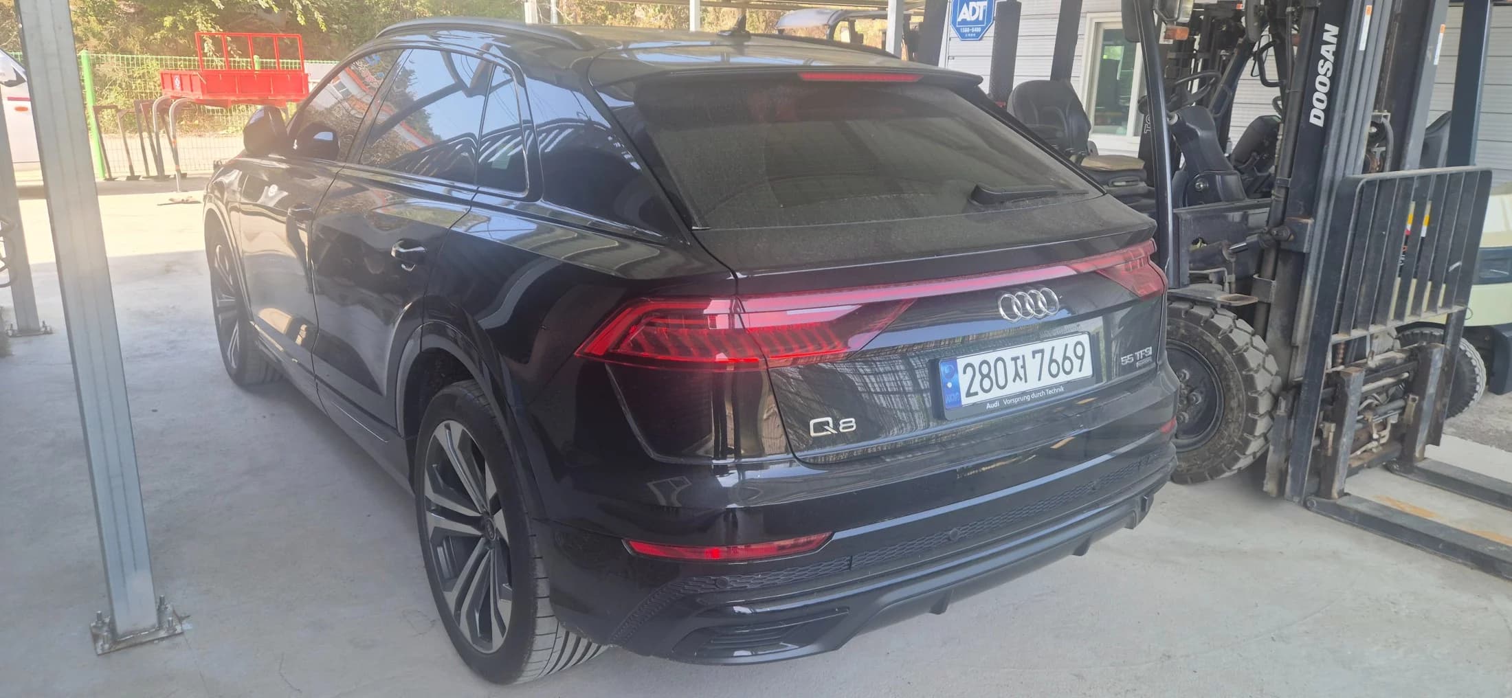 Audi Q8 55 TFSI Quattro Premium, 2023 г. 15057 км. — фото 2