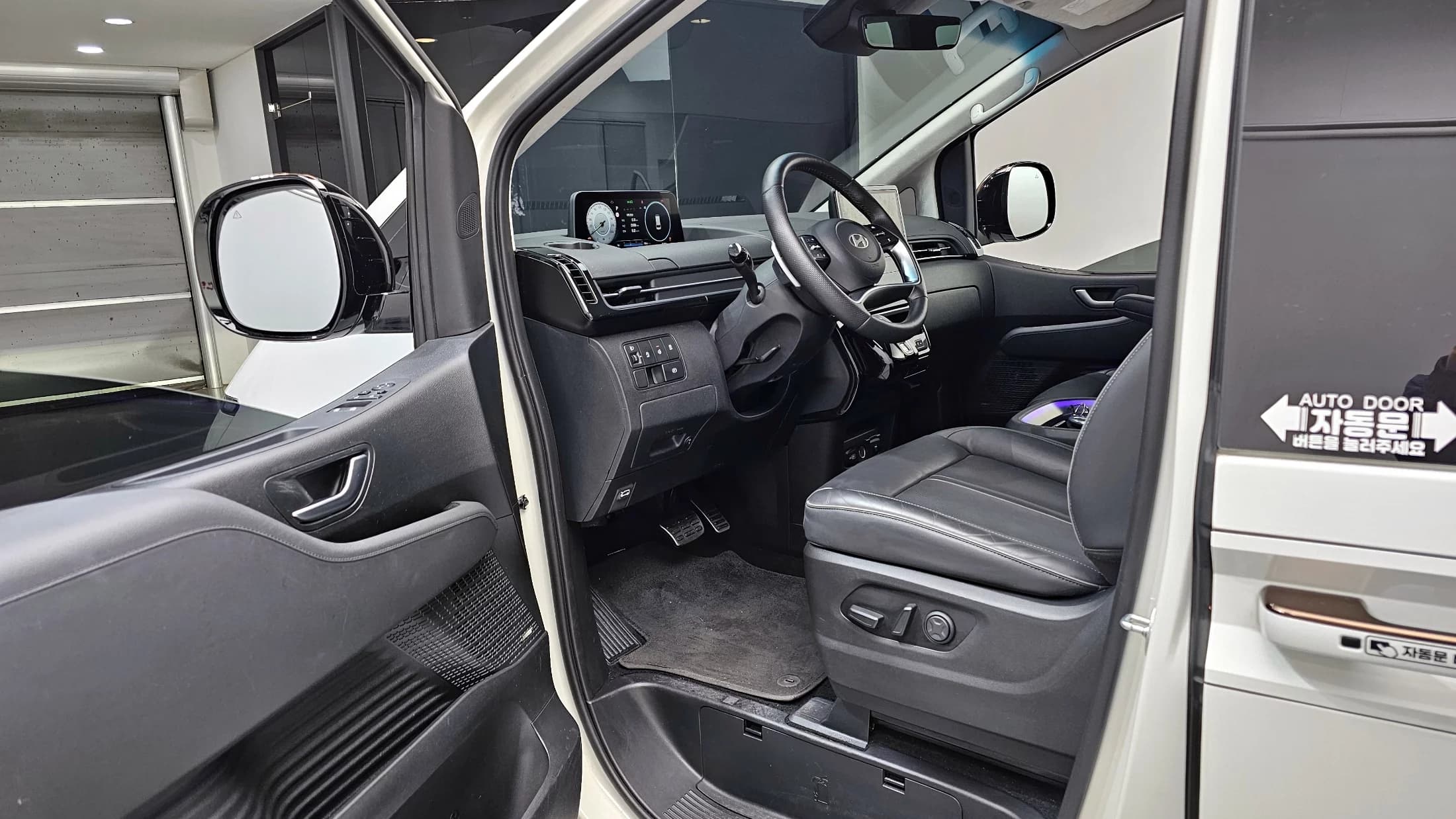Hyundai Staria Lounge 9-Seater Inspiration, 2024 г. 40593 км. — фото 10