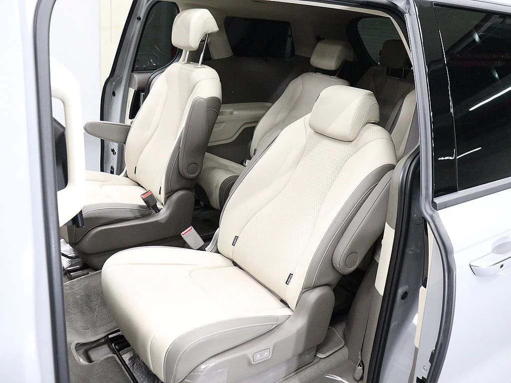 Kia Carnival HEV 9seater Gravity, гибрид, 2025 г. 6328 км. — фото 10