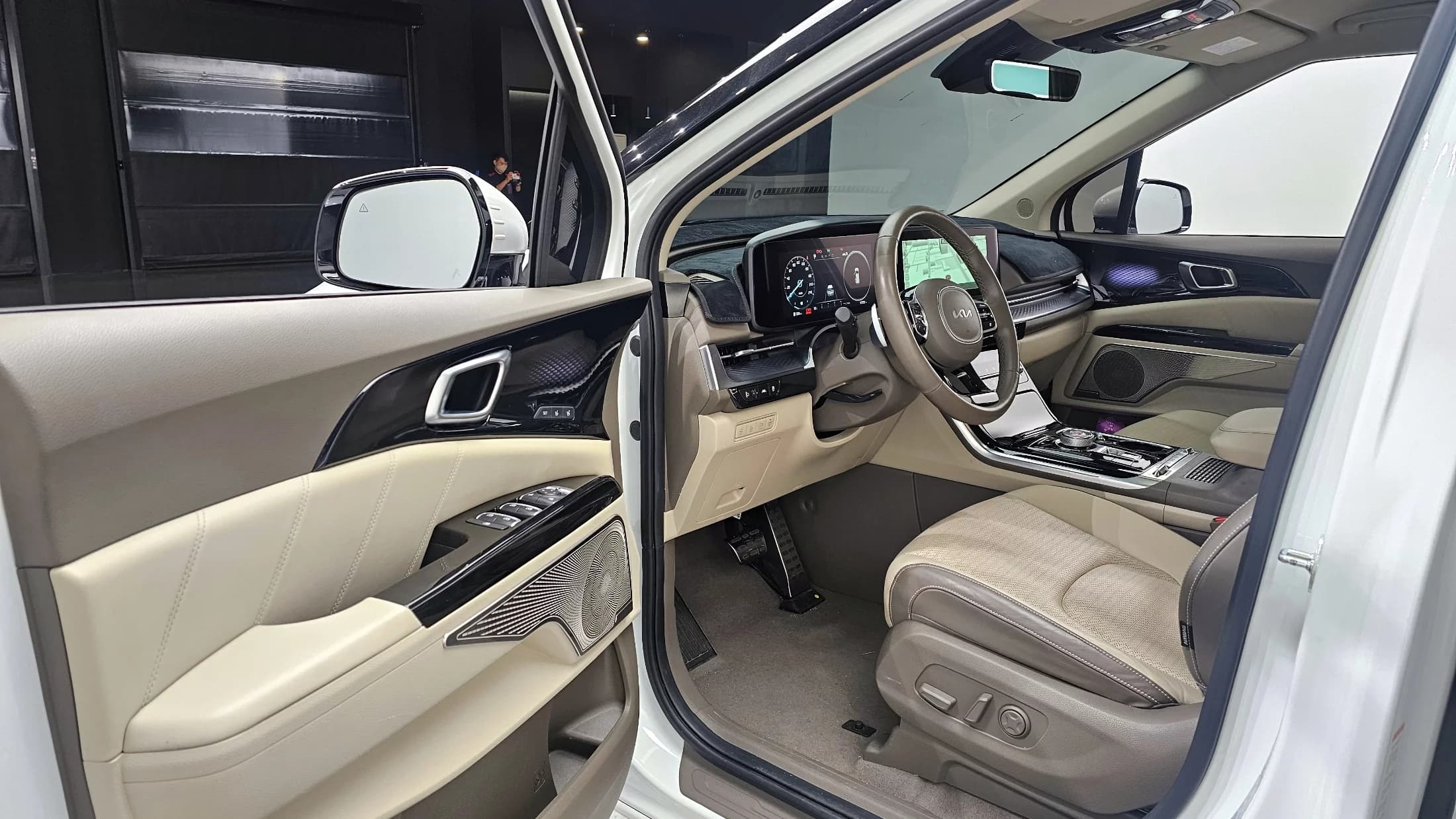 Kia Carnival 7-Seater Hi-Limousine Signature, 2023 г. 57275 км. — фото 11