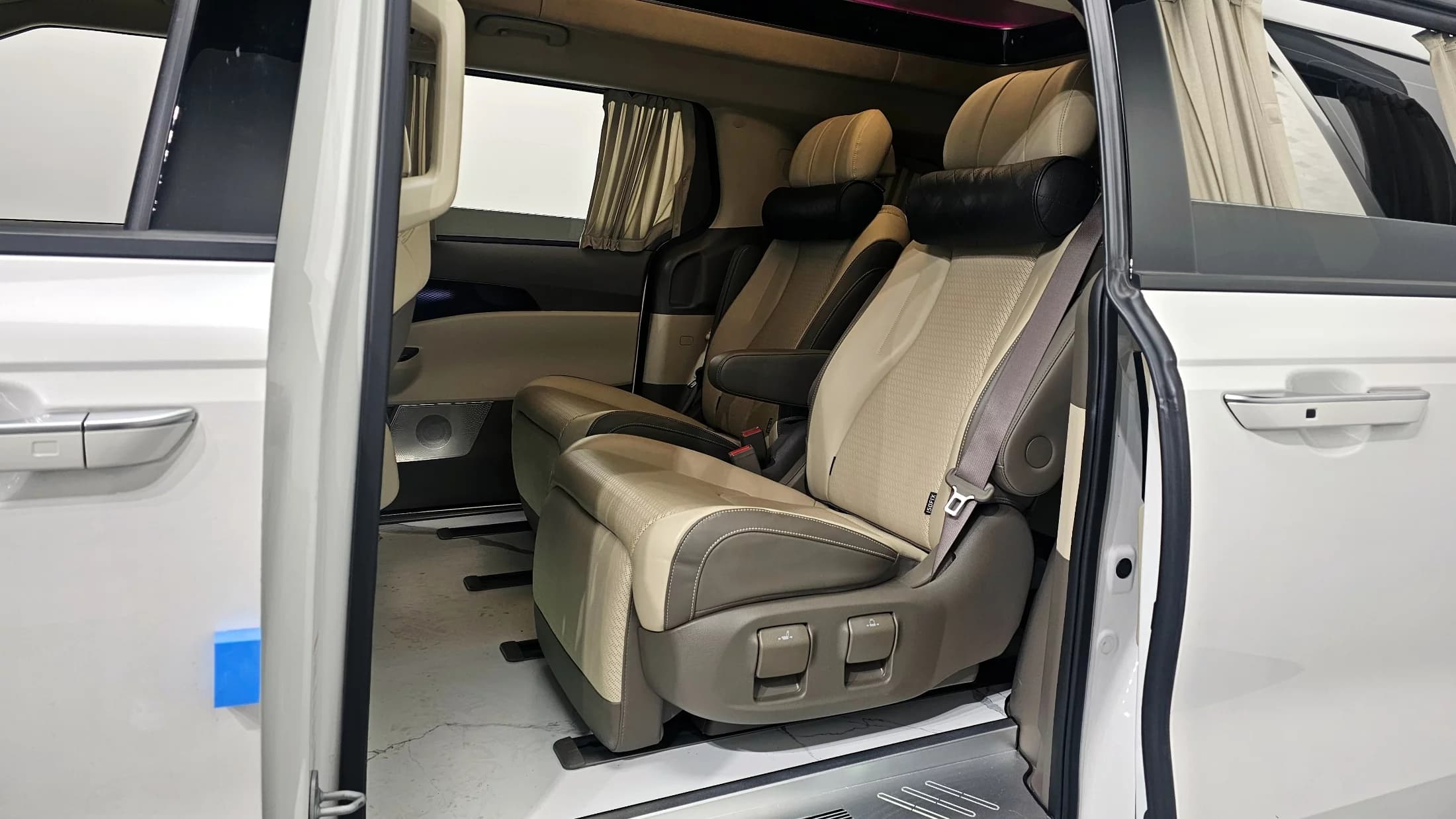 Kia Carnival 7-Seater Hi-Limousine Signature, 2023 г. 57275 км. — фото 12