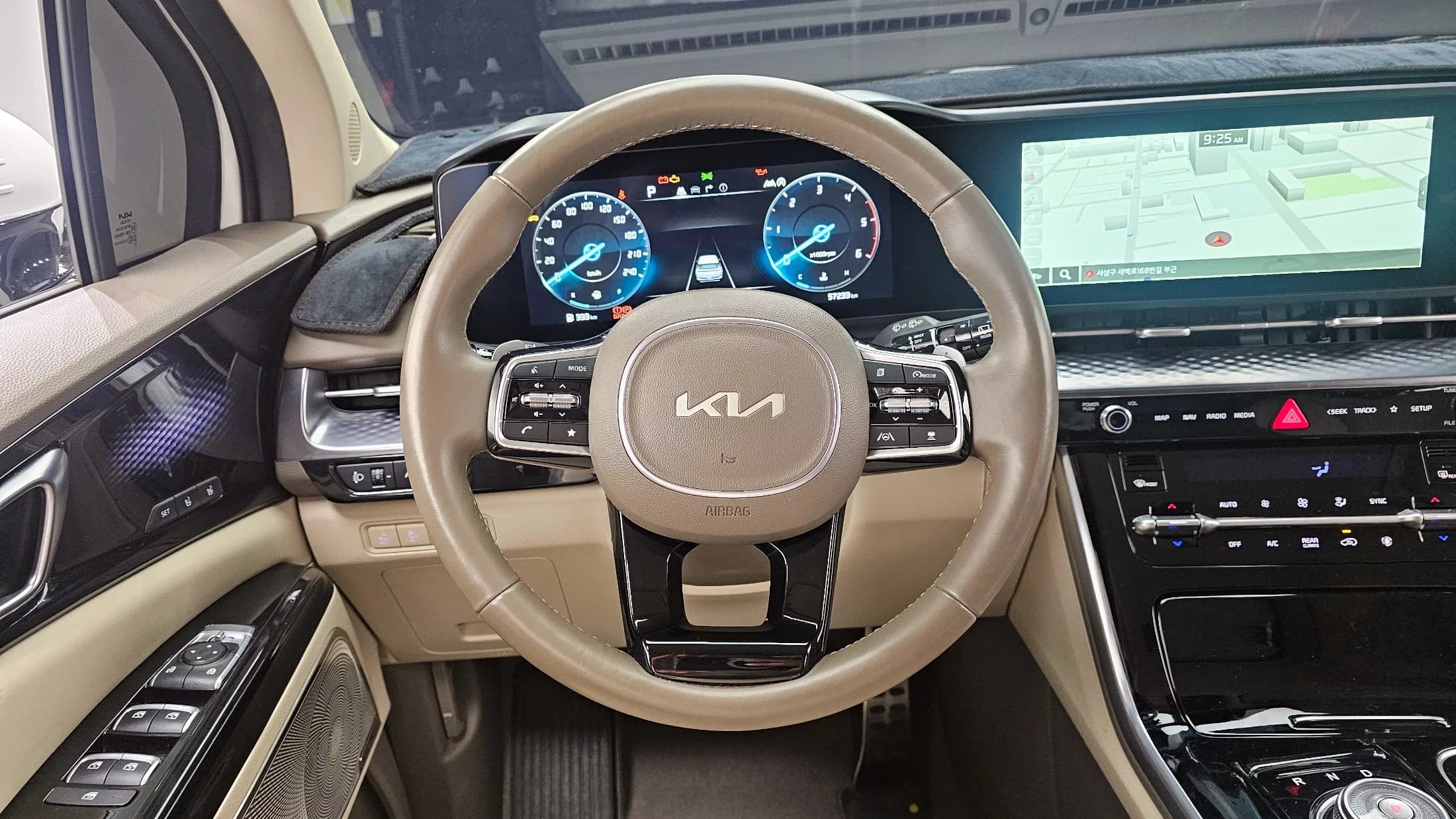 Kia Carnival 7-Seater Hi-Limousine Signature, 2023 г. 57275 км. — фото 13