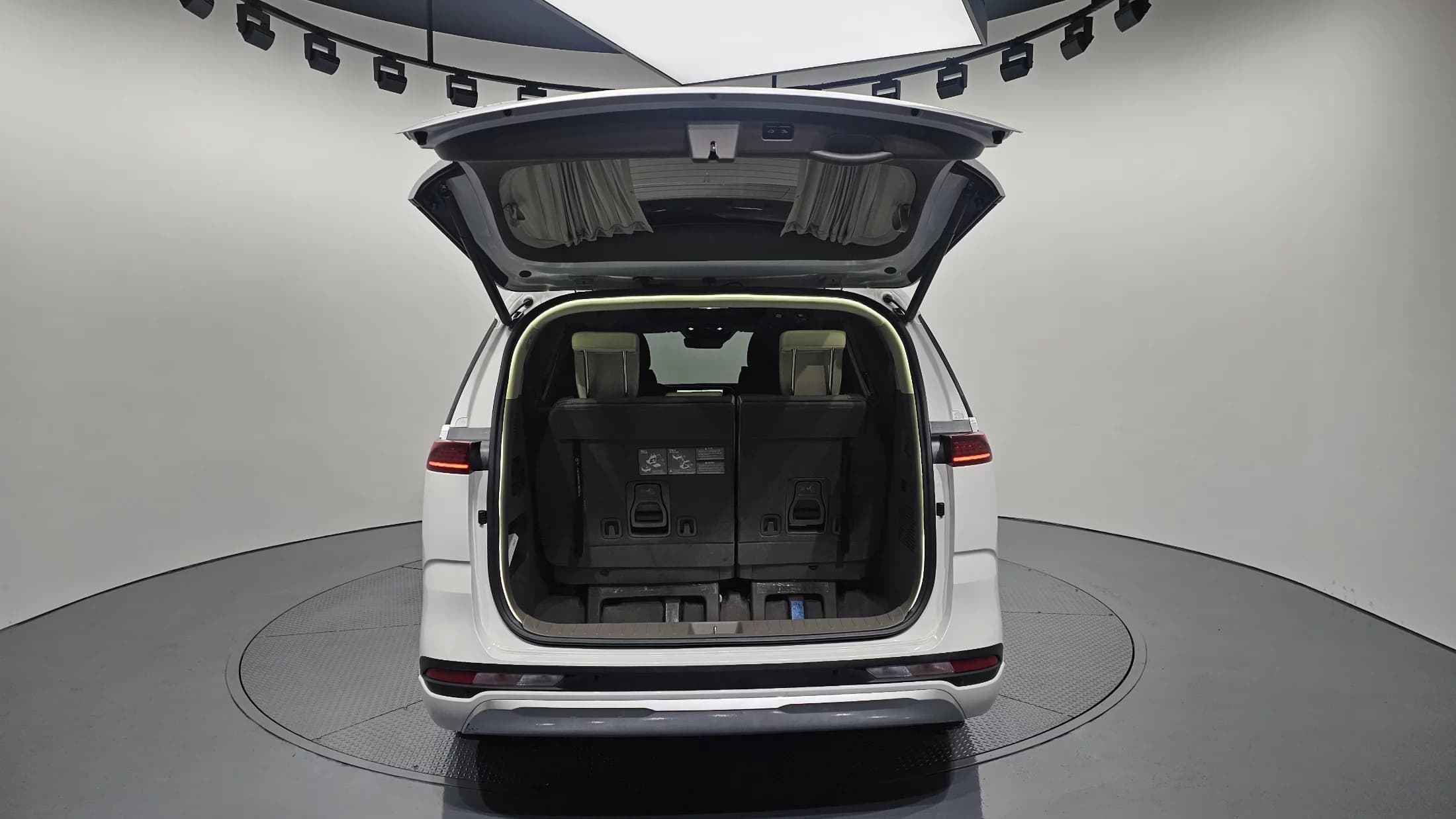 Kia Carnival 7-Seater Hi-Limousine Signature, 2023 г. 57275 км. — фото 20