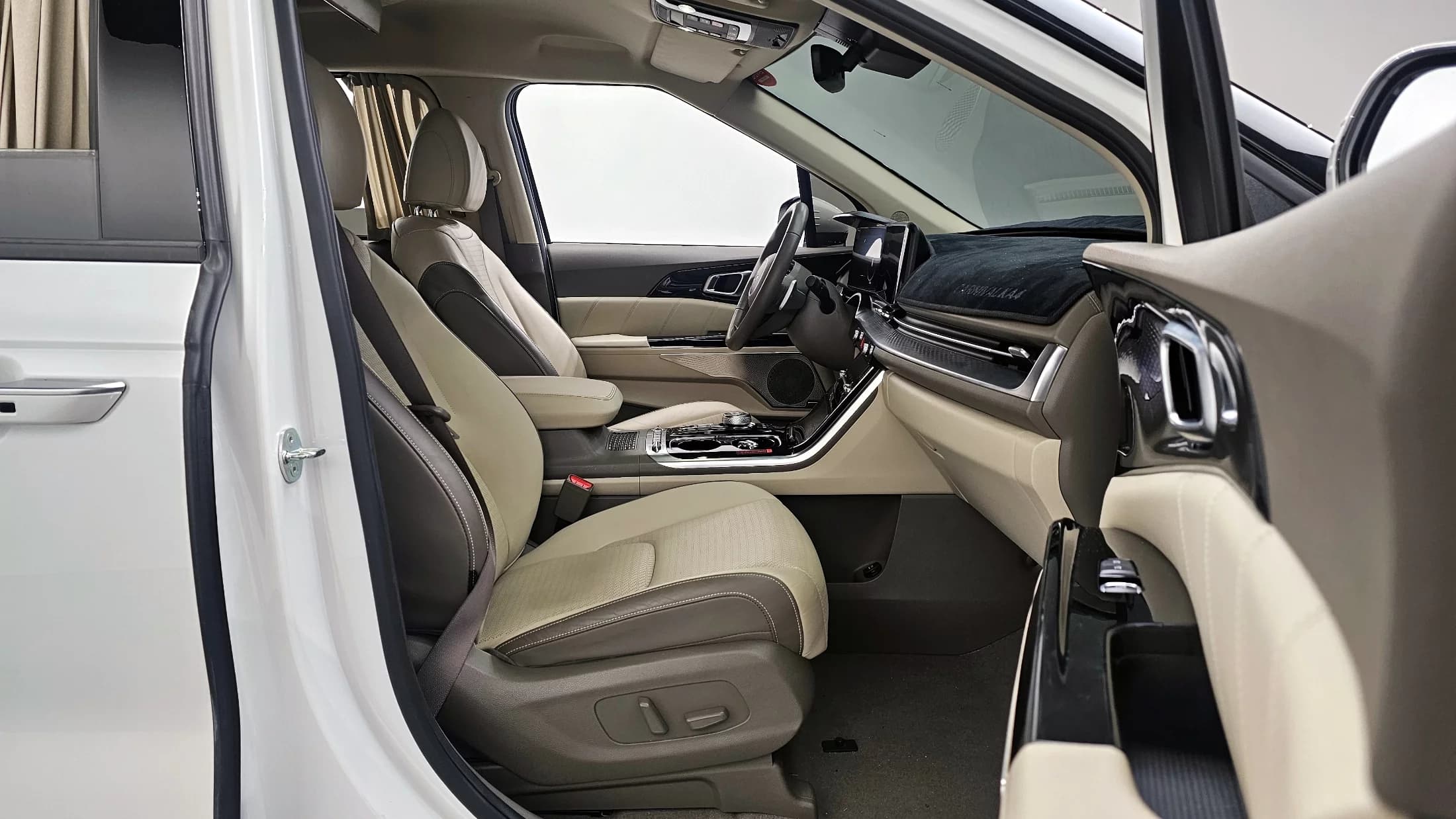 Kia Carnival 7-Seater Hi-Limousine Signature, 2023 г. 57275 км. — фото 10