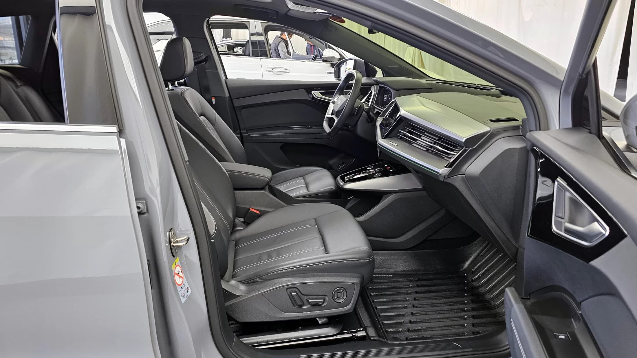 Audi Q4 e-tron 40 Premium, электромобиль, 2023 г. 33343 км. — фото 11