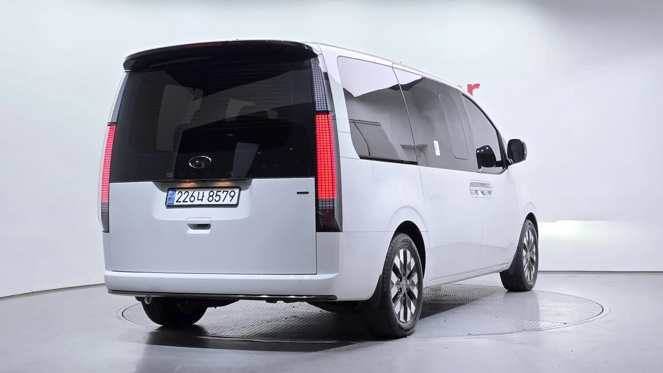 Hyundai Staria 4WD Lounge 7-Seater Inspiration, 2023 г. 4672 км. — фото 2