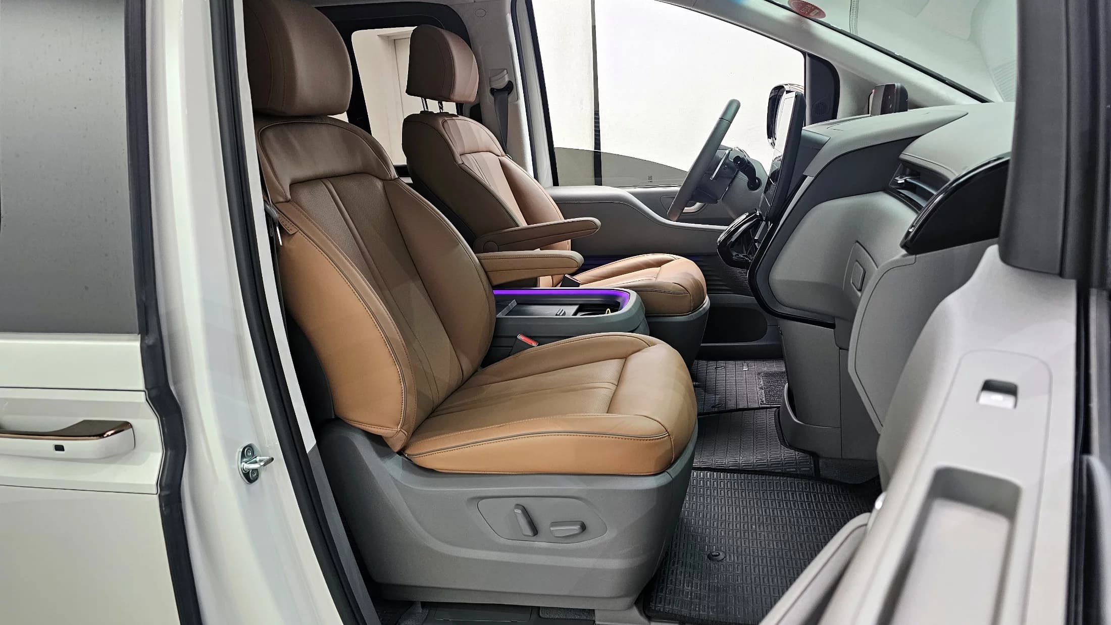 Hyundai Staria 4WD Lounge 7-Seater Inspiration, 2023 г. 4672 км. — фото 11