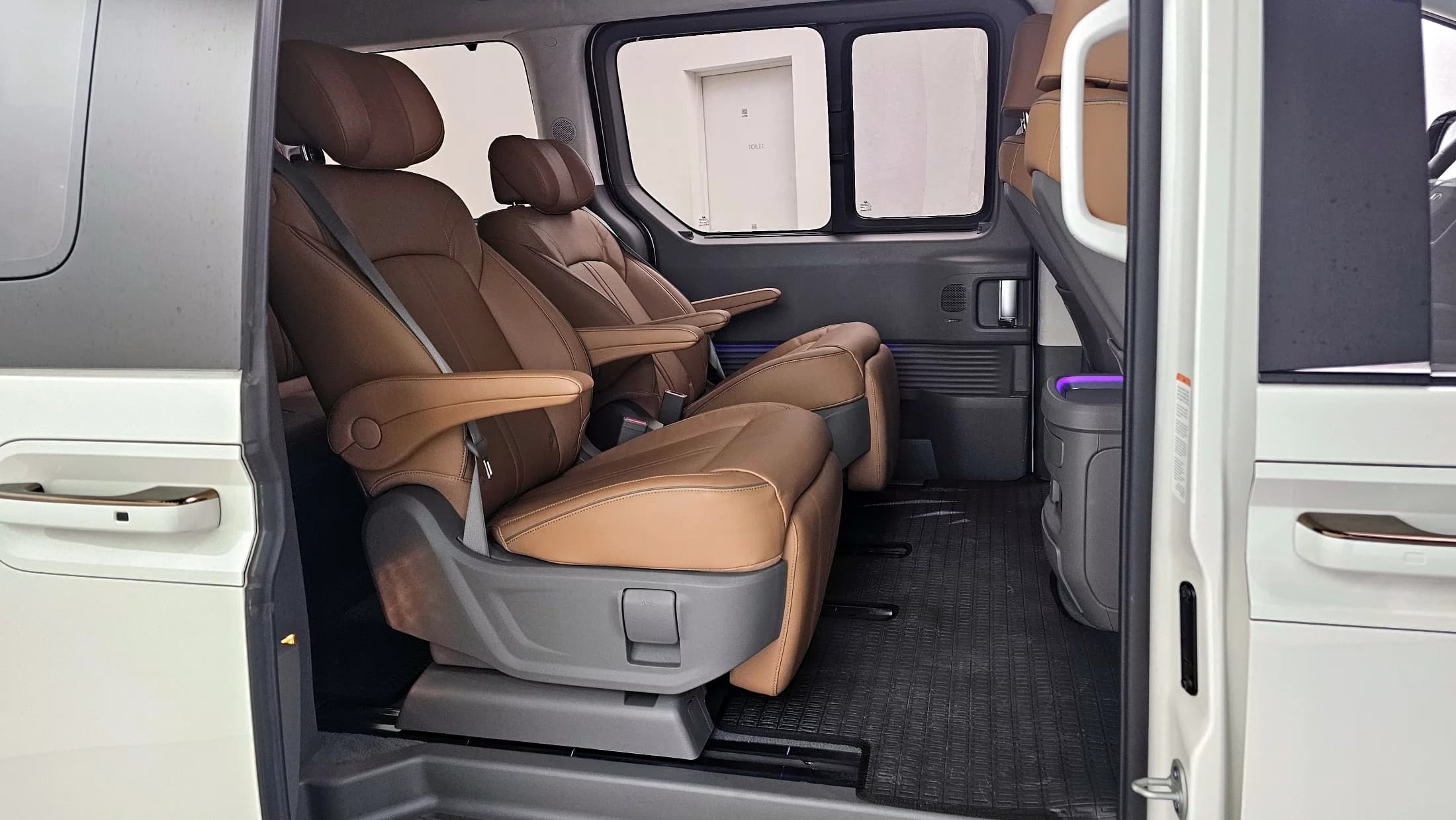 Hyundai Staria 4WD Lounge 7-Seater Inspiration, 2023 г. 4672 км. — фото 12