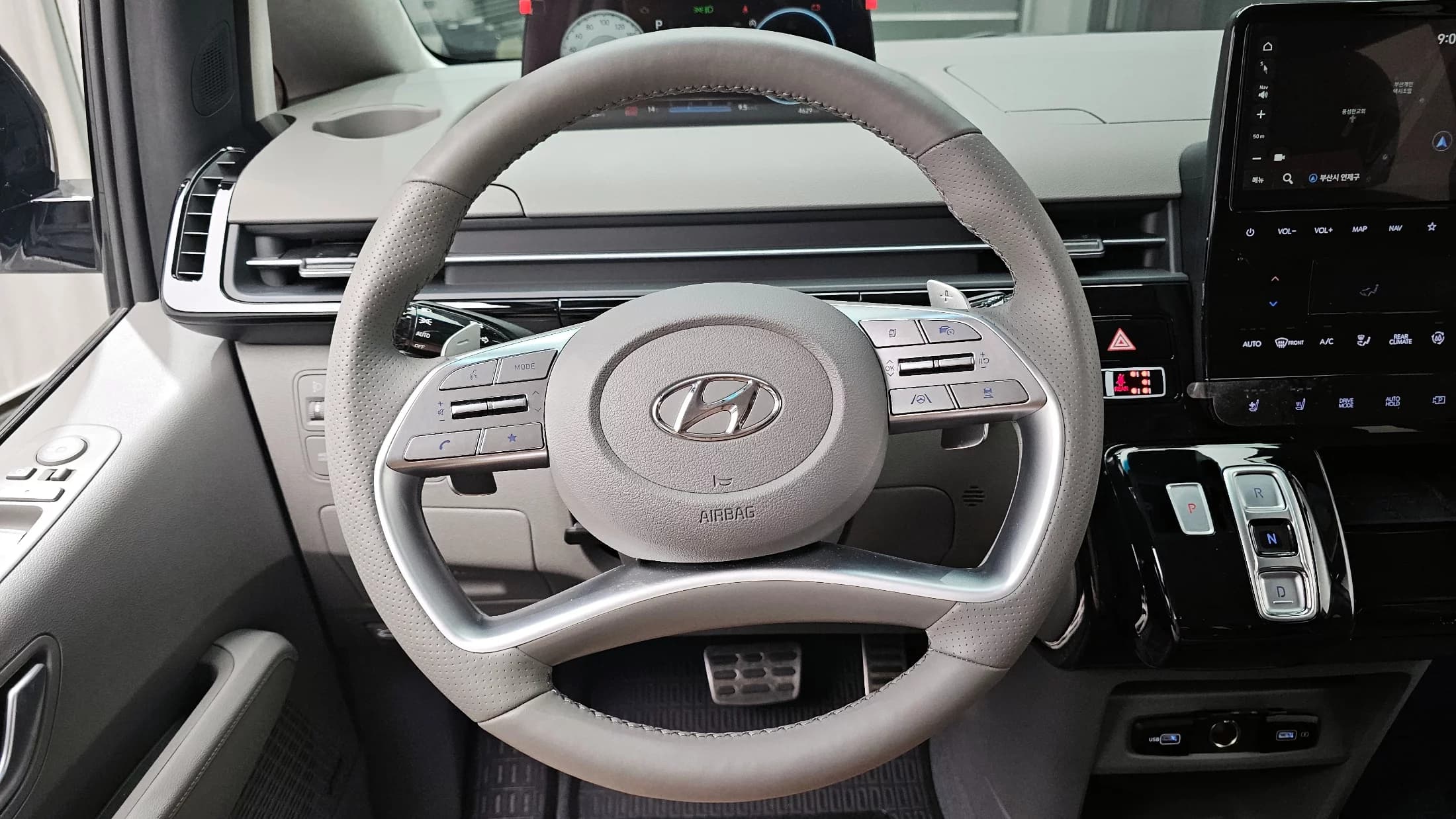 Hyundai Staria 4WD Lounge 7-Seater Inspiration, 2023 г. 4672 км. — фото 13