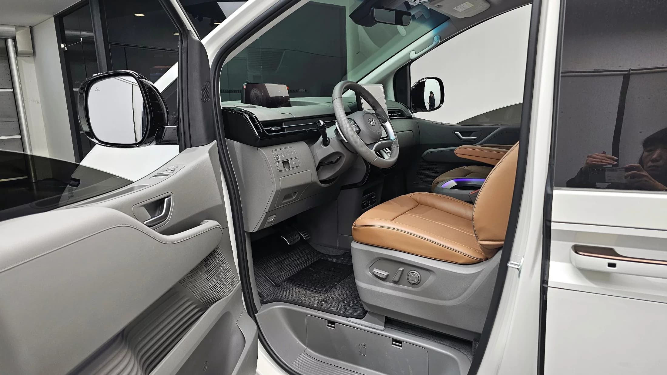 Hyundai Staria 4WD Lounge 7-Seater Inspiration, 2023 г. 4672 км. — фото 10