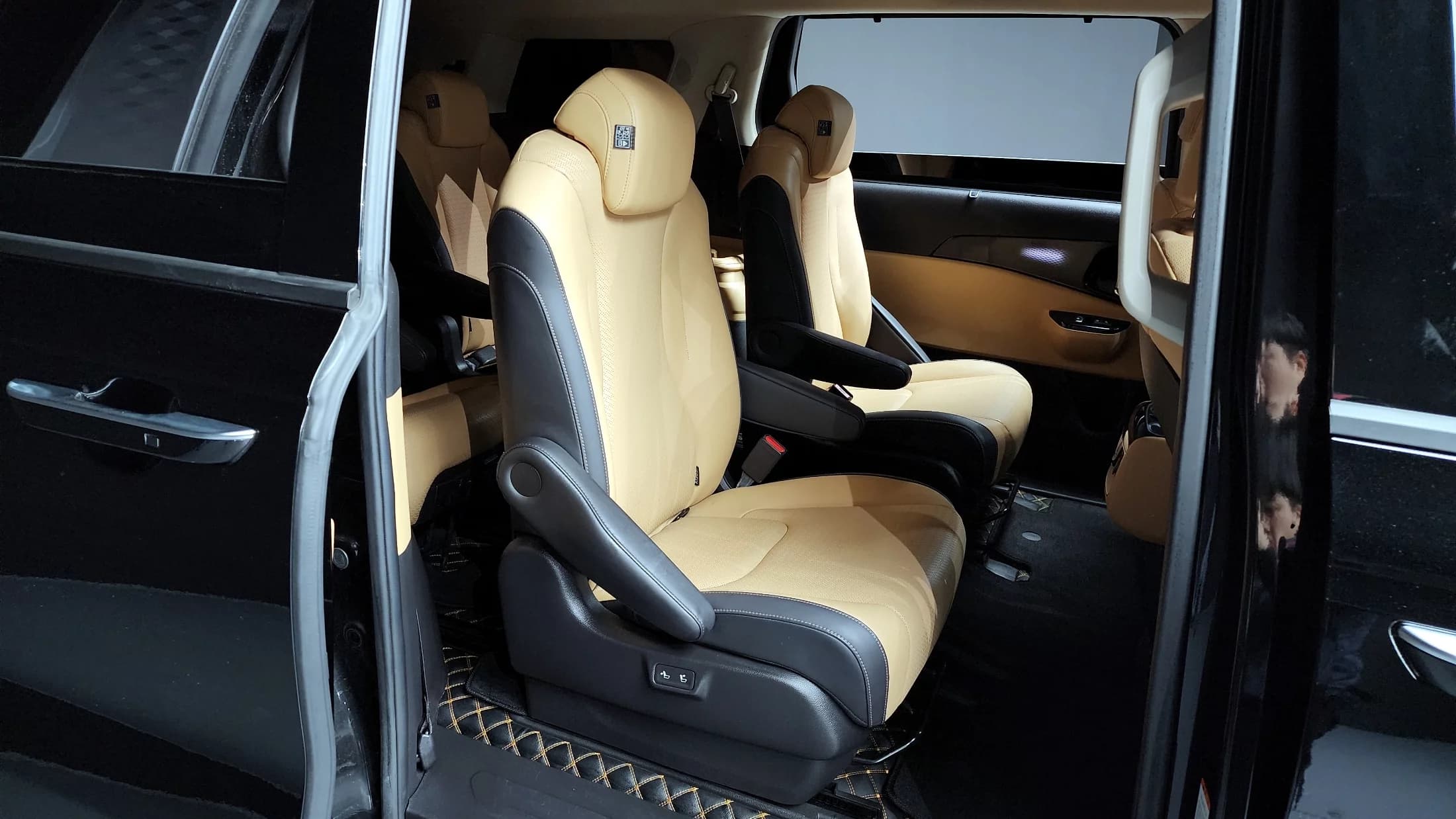 Kia Carnival Gasoline 9-Seater Signature, 2021 г. 40472 км. — фото 12