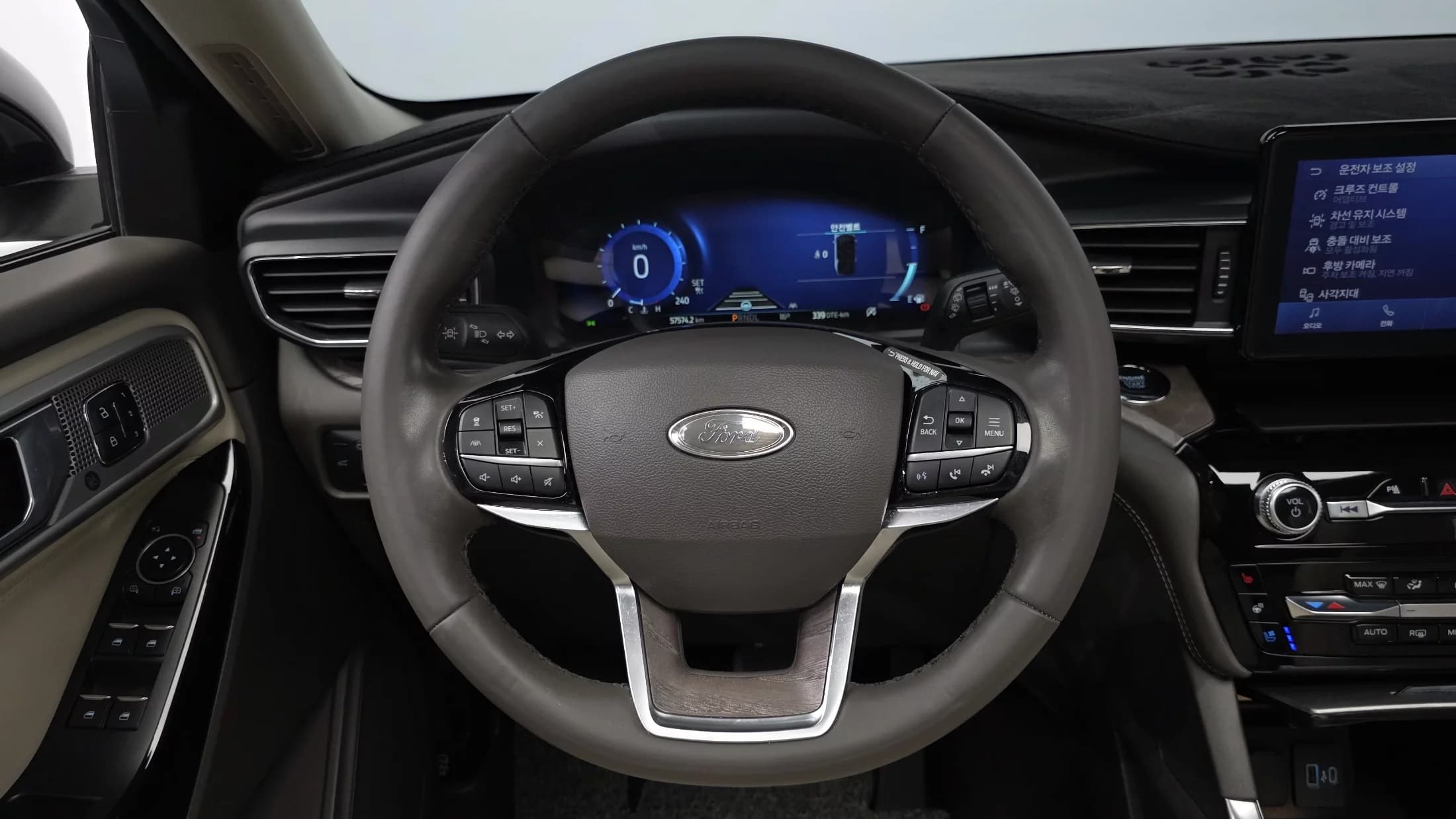 Ford EXPLORER 3.0 Platinum 4WD, 2022 г. 57613 км. — фото 26