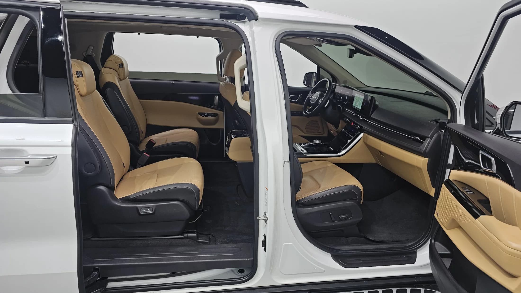 Kia Carnival 9-Seater Signature, 2022 г. 73353 км. — фото 12