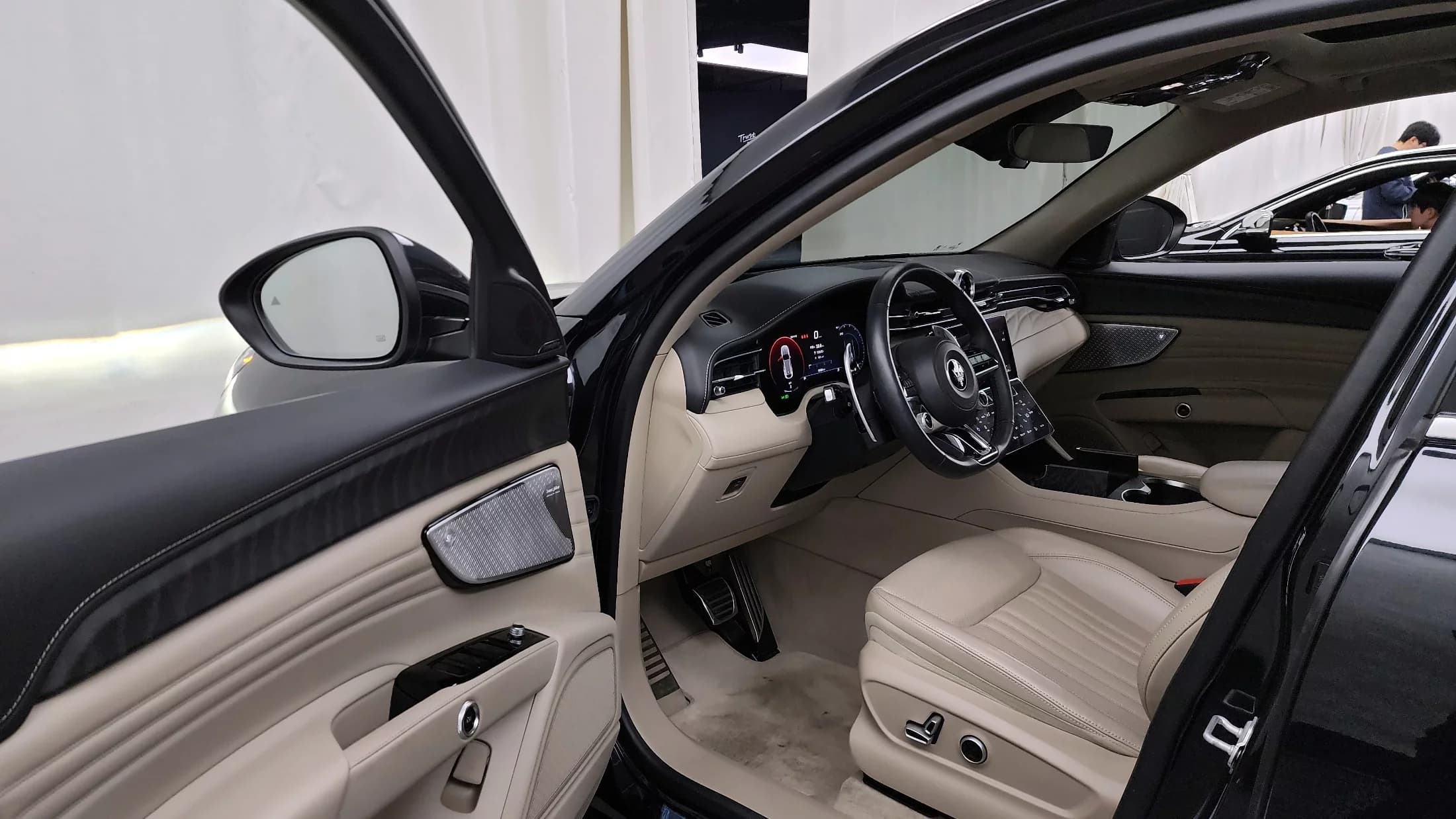 Maserati GRECALE 2.0 AWD GT, 2023 г. 16601 км. — фото 10