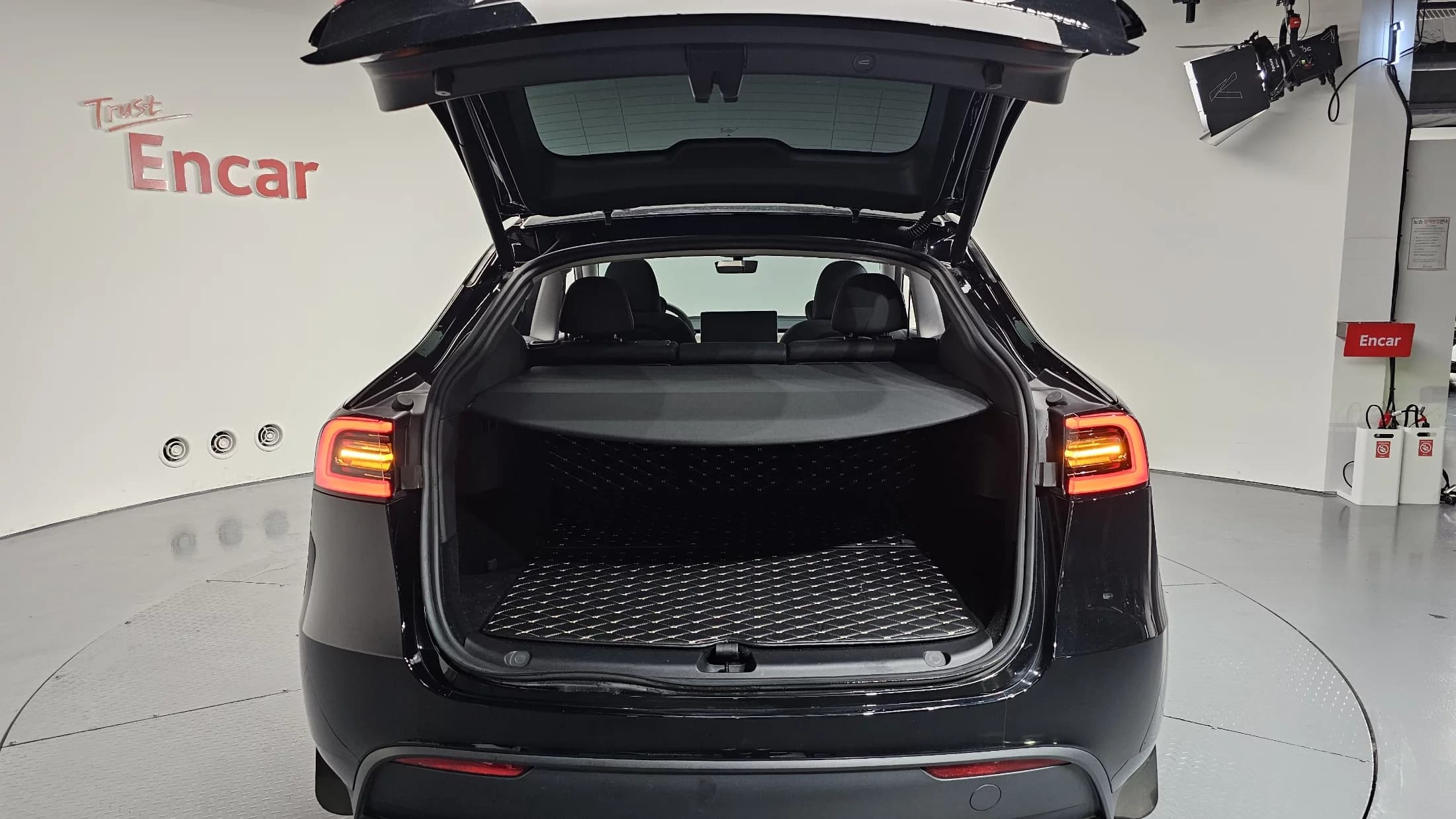 Tesla Model Y Long Range, электромобиль, 2024 г. 27713 км. — фото 19