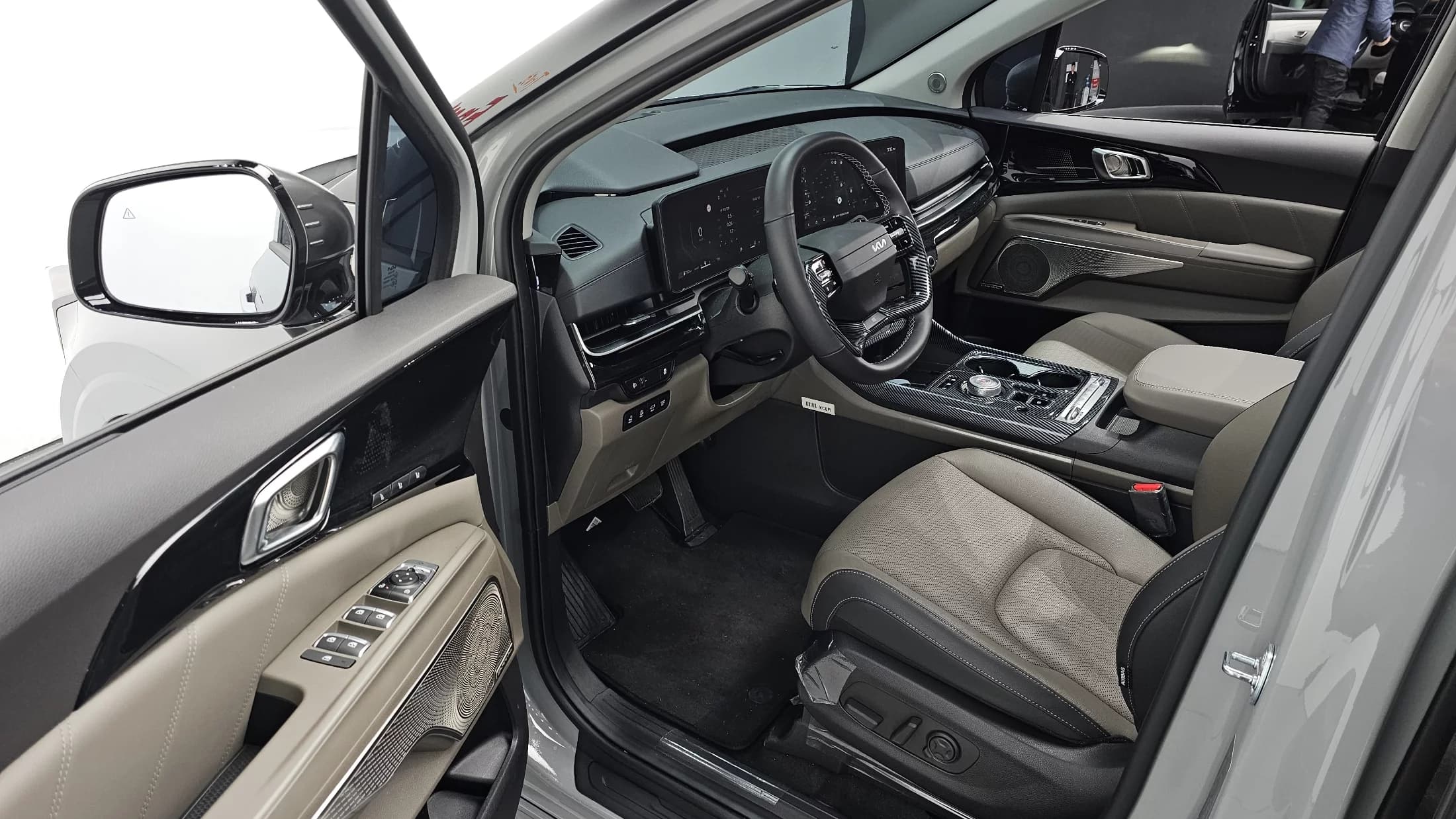 Kia Carnival 9-Seater Gravity, 2025 г. 5521 км. — фото 11