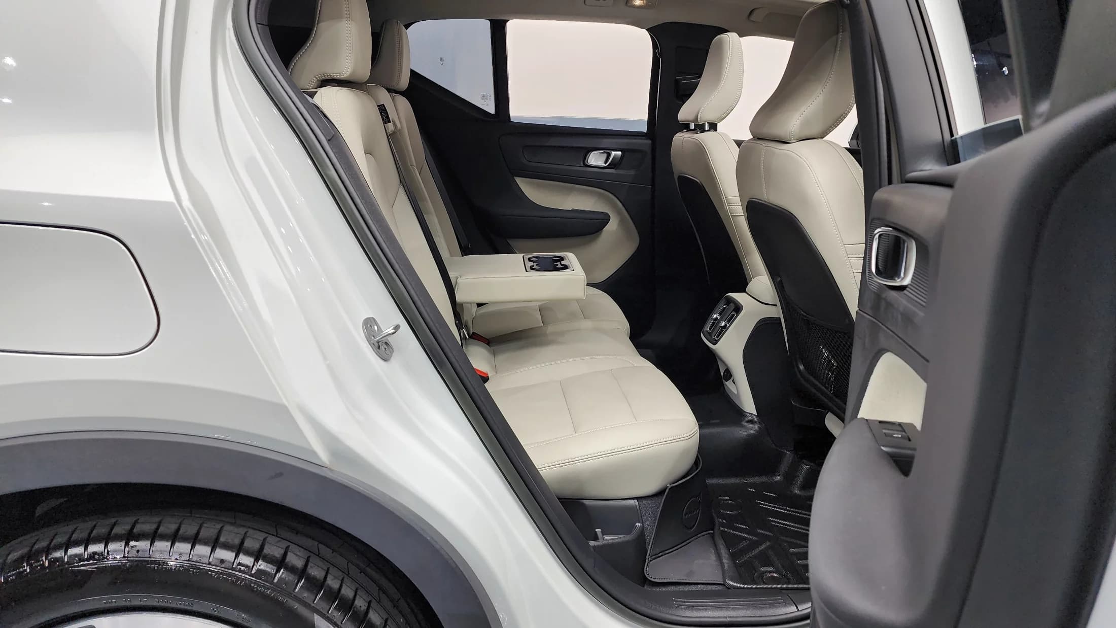 Volvo XC40 B4 Ultimate Bright, 2023 г. 11712 км. — фото 12