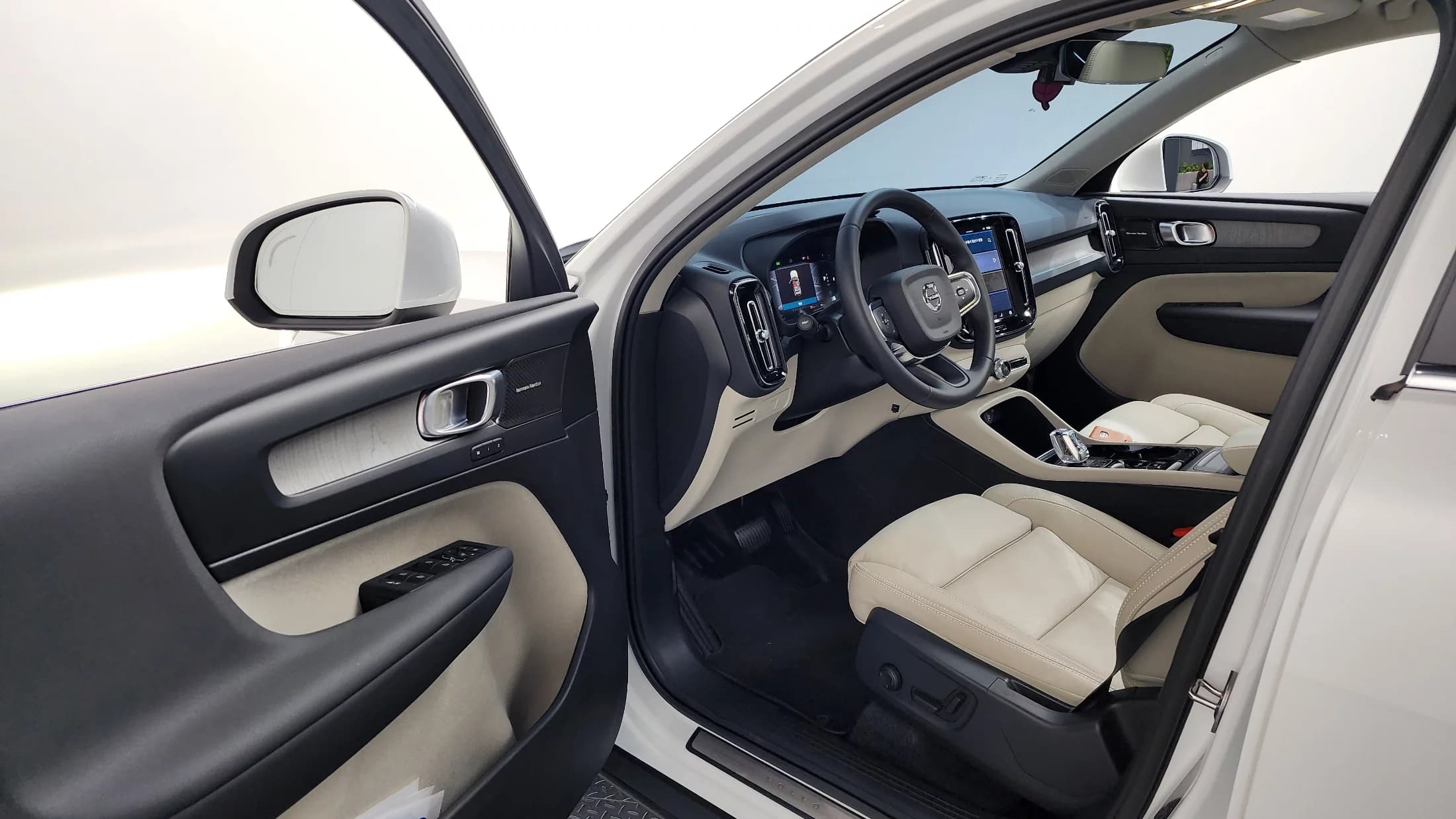 Volvo XC40 B4 Ultimate Bright, 2023 г. 11712 км. — фото 10