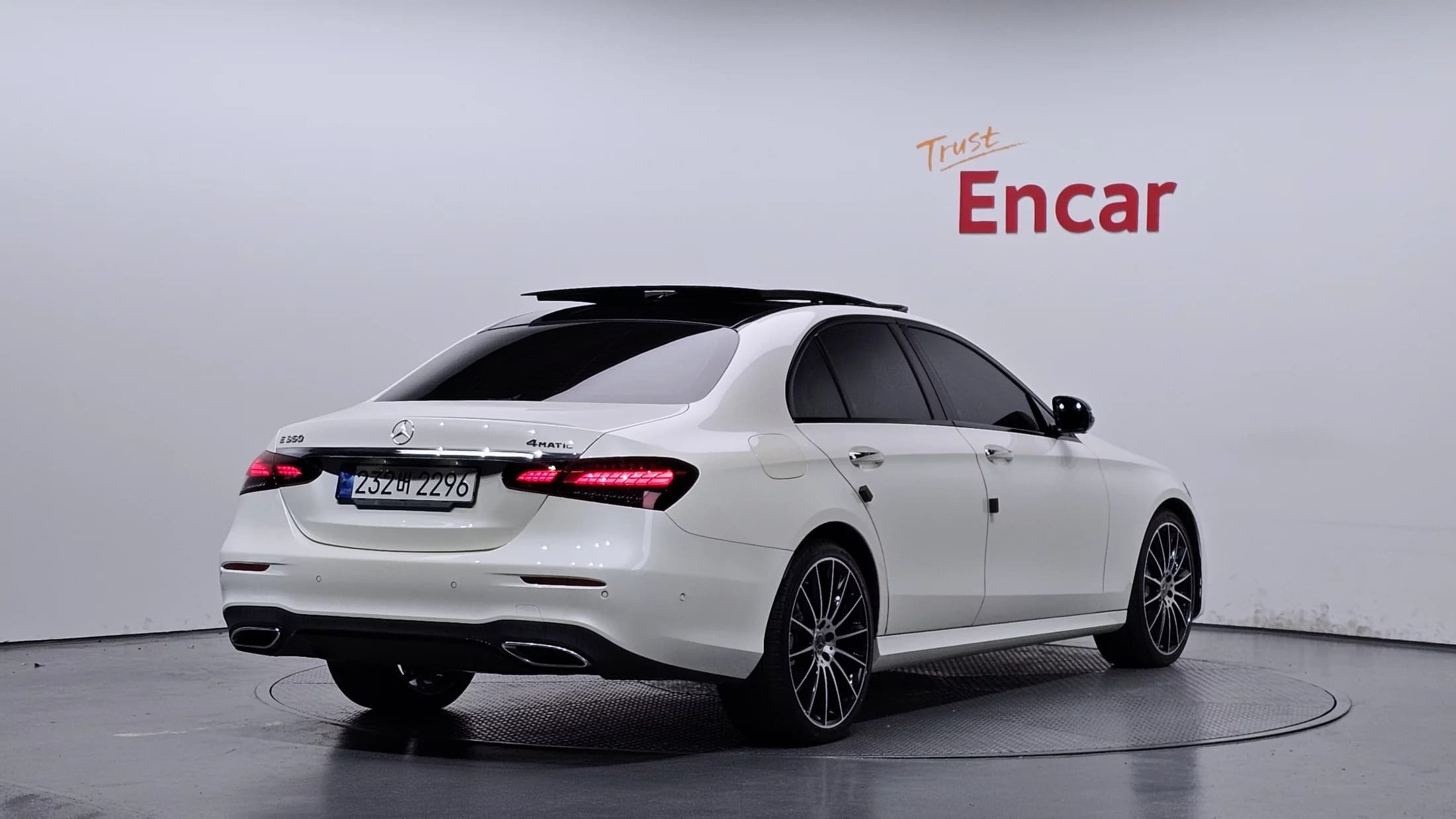 Mercedes-Benz E-Class E350 4MATIC AMG Line, 2023 г. 64736 км. — фото 2