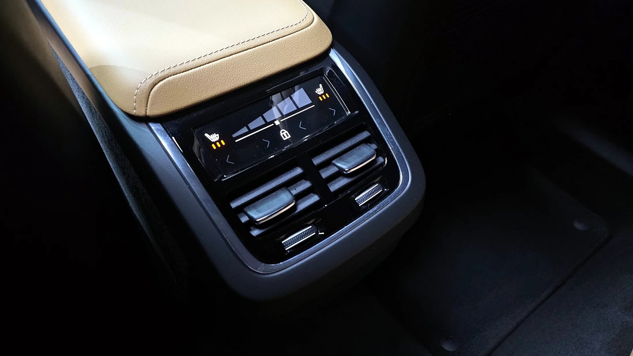 Volvo XC60 B5 Inscription, 2022 г. 45913 км. — фото 17