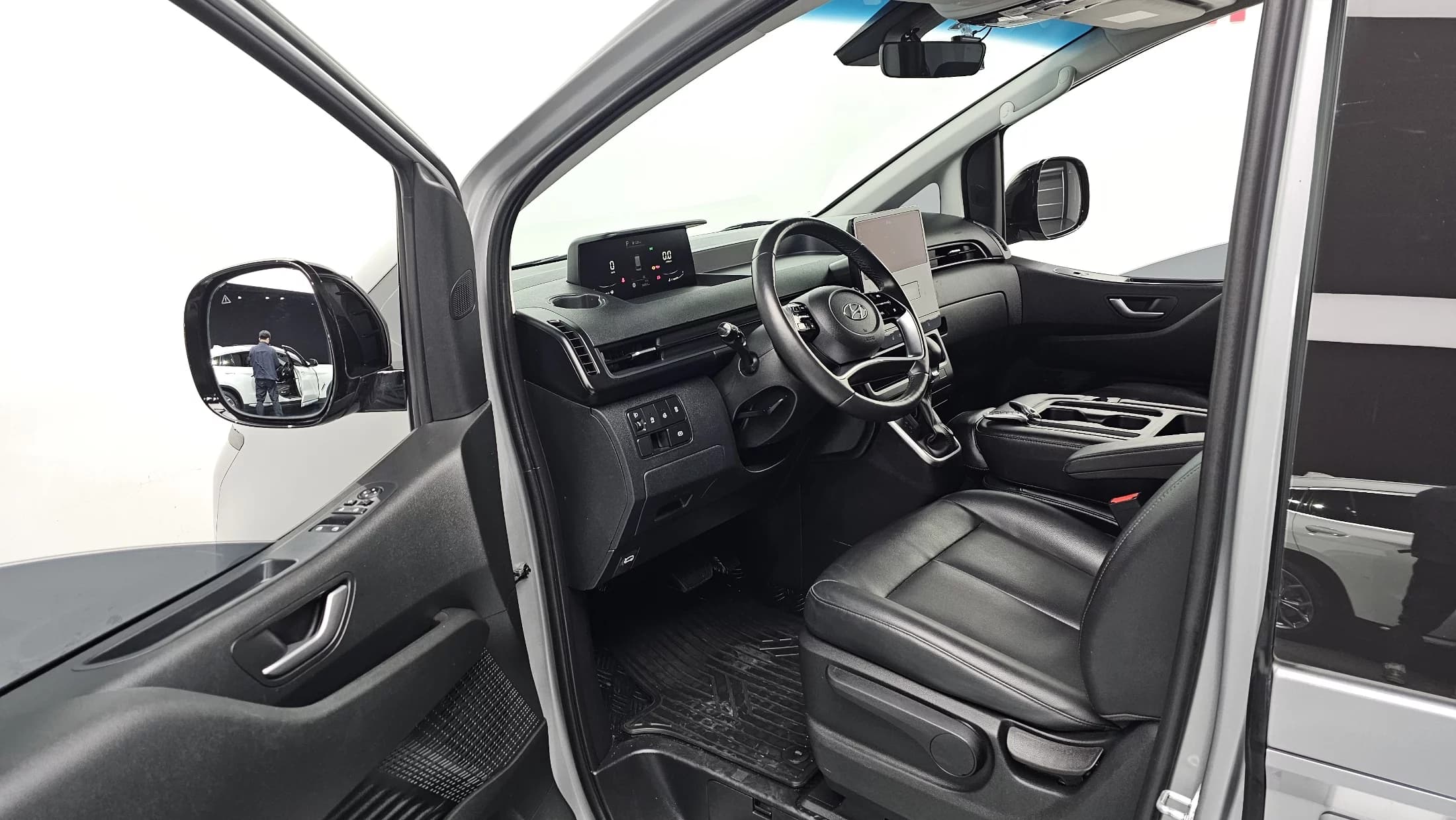 Hyundai Staria Tourer 11-Seater Modern, 2022 г. 30103 км. — фото 10