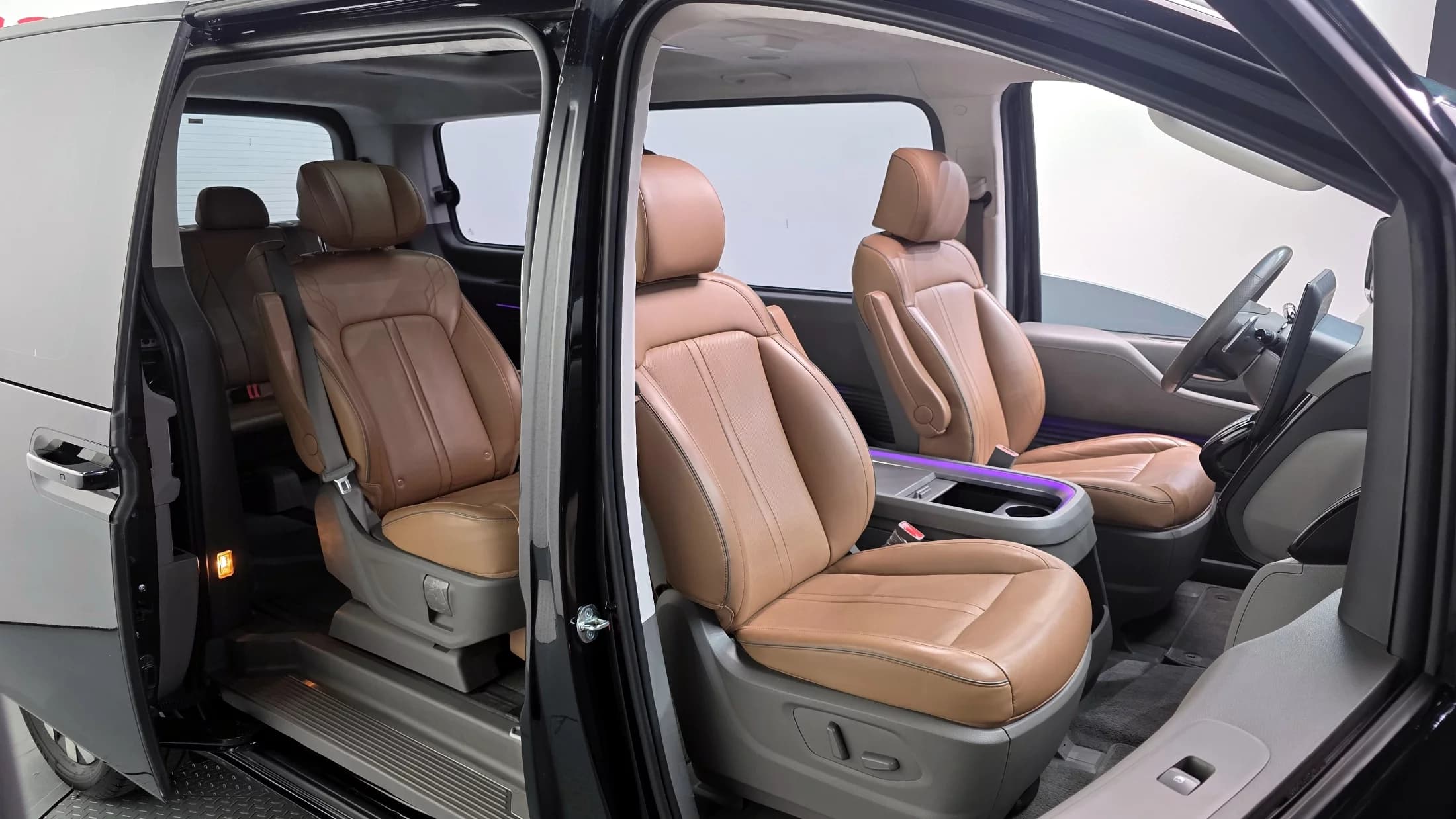 Hyundai Staria 4WD Lounge 7-Seater Inspiration, 2023 г. 41018 км. — фото 12