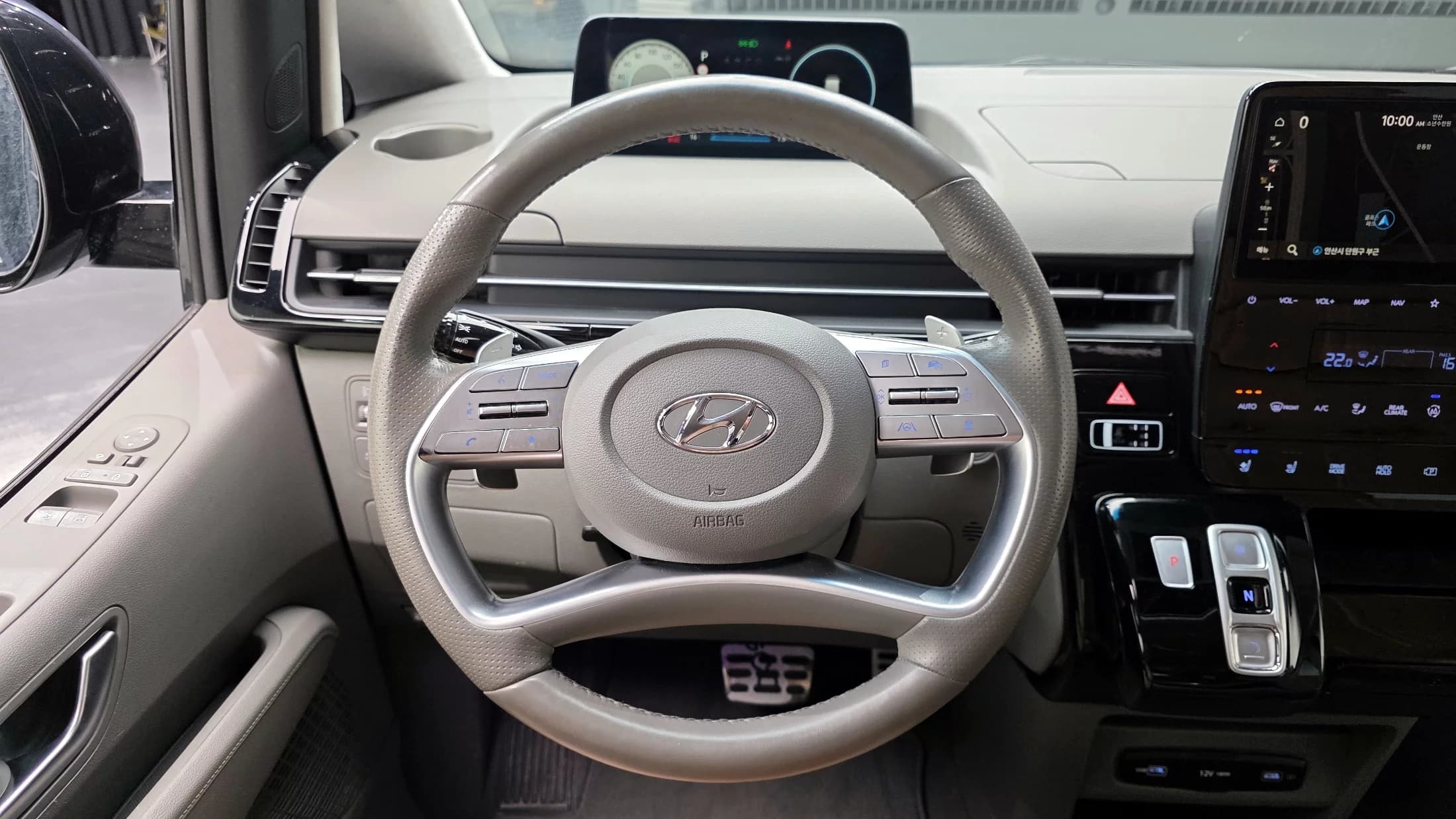 Hyundai Staria 4WD Lounge 7-Seater Inspiration, 2023 г. 41018 км. — фото 13