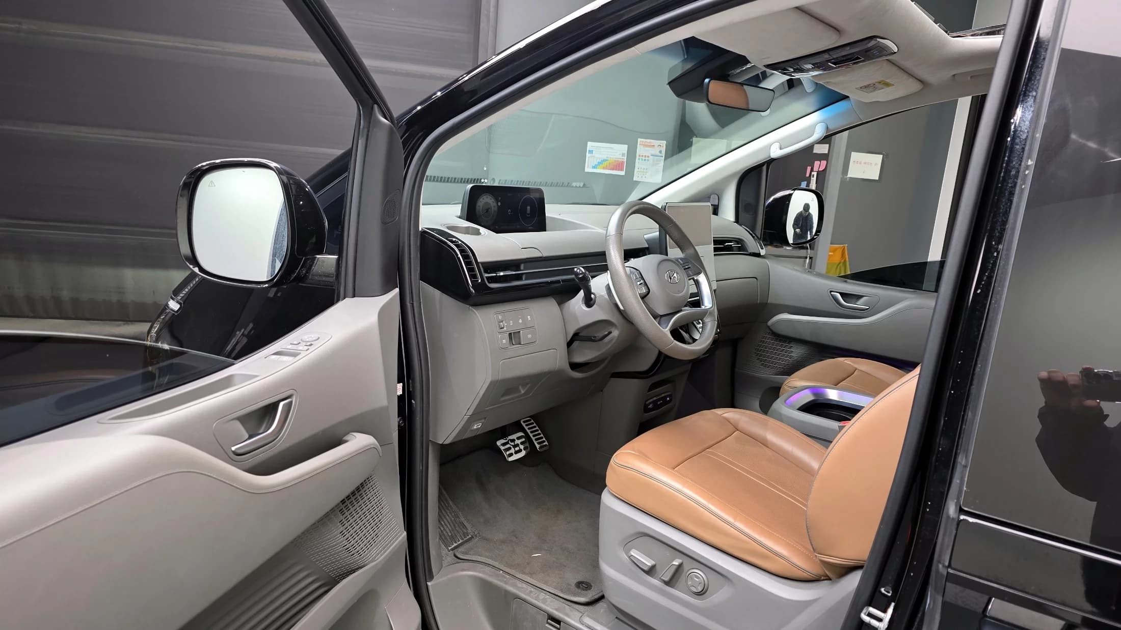Hyundai Staria 4WD Lounge 7-Seater Inspiration, 2023 г. 41018 км. — фото 10