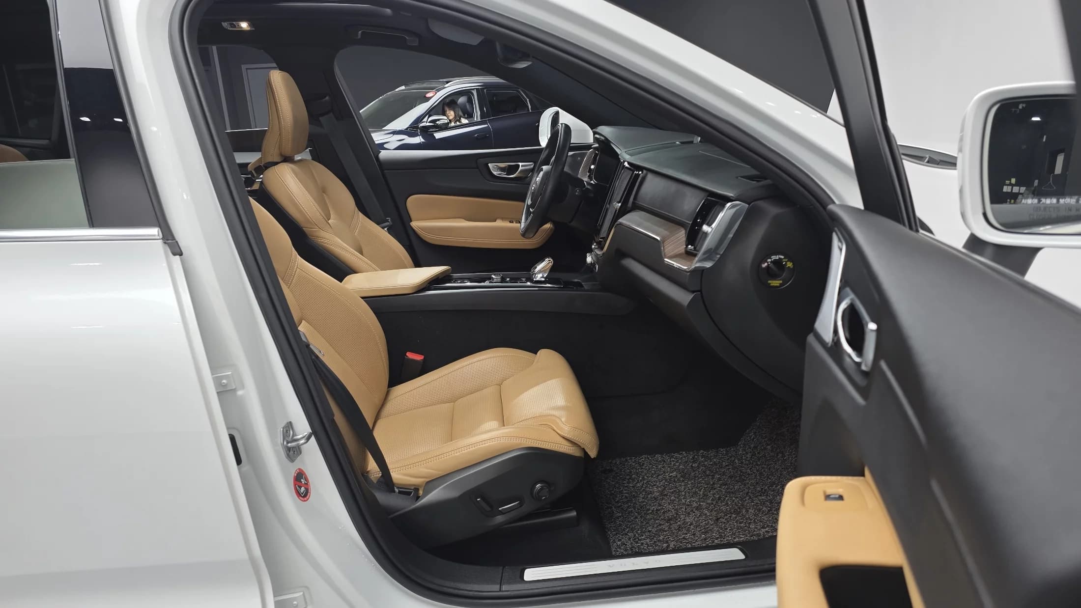 Volvo XC60 B5 Inscription, 2021 г. 54625 км. — фото 10