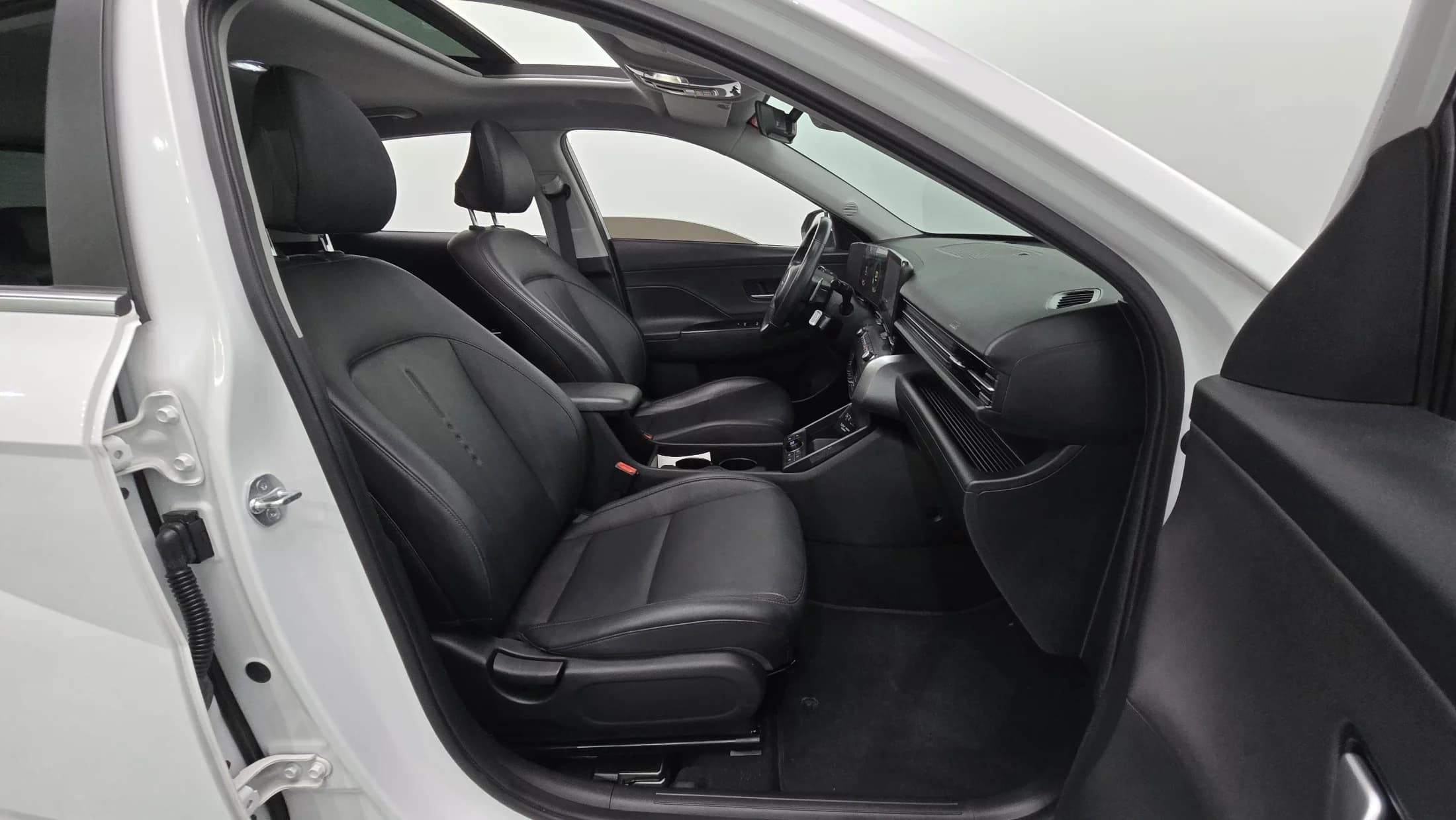Hyundai Kona Gasoline 1.6 Turbo 2WD Premium, 2023 г. 67447 км. — фото 11