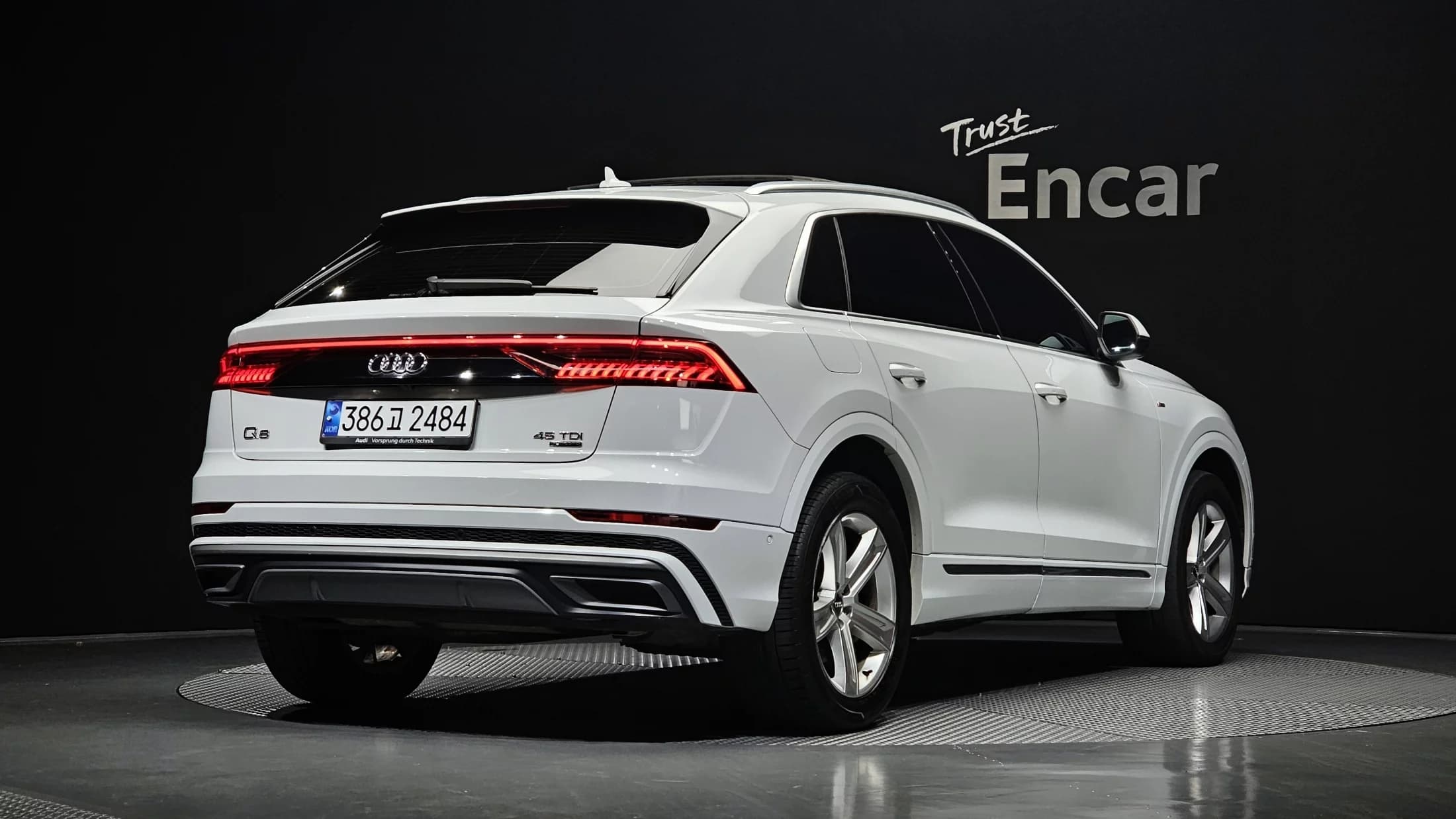 Audi Q8 45 TDI Quattro Premium, 2021 г. 83069 км. — фото 2