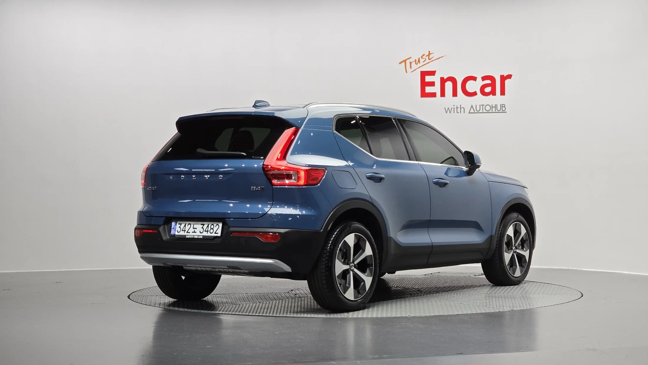 Volvo XC40 B4 Ultimate Bright, 2024 г. 4379 км. — фото 2