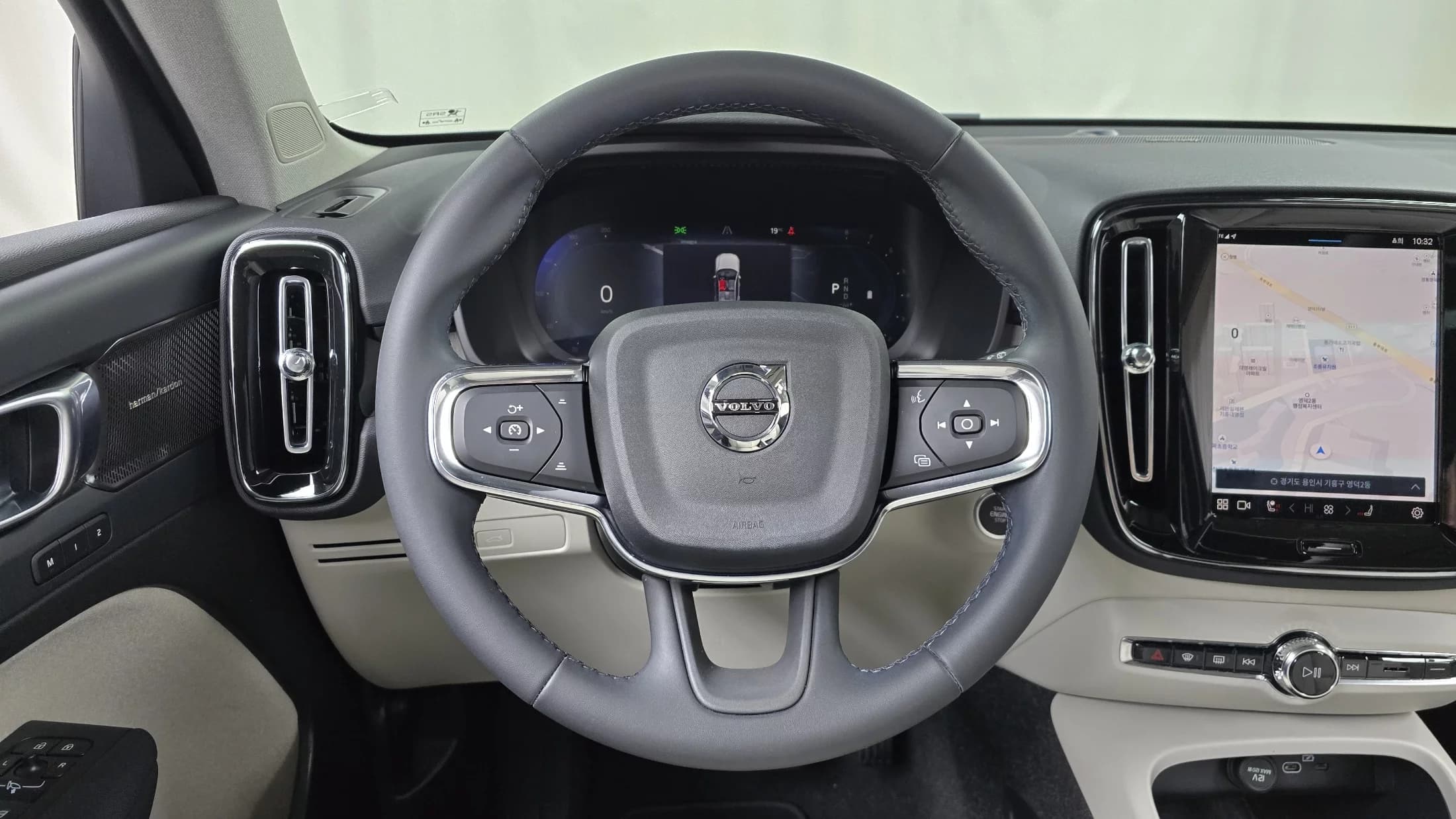 Volvo XC40 B4 Ultimate Bright, 2024 г. 4379 км. — фото 13