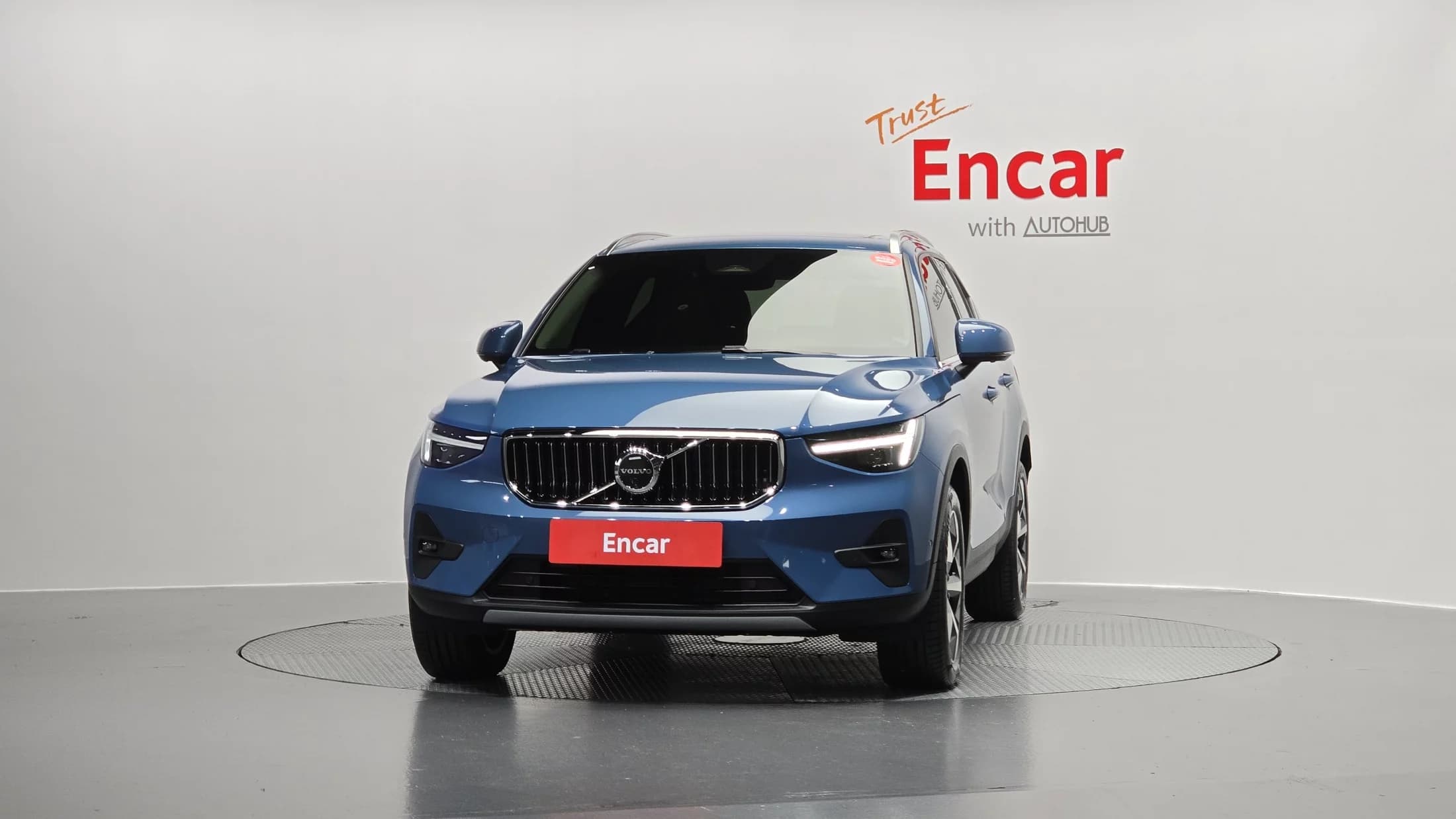 Volvo XC40 B4 Ultimate Bright, 2024 г. 4379 км. — фото 3