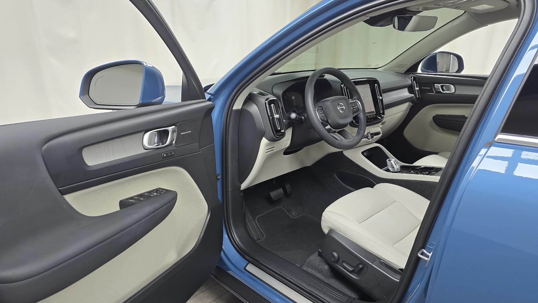 Volvo XC40 B4 Ultimate Bright, 2024 г. 4379 км. — фото 10